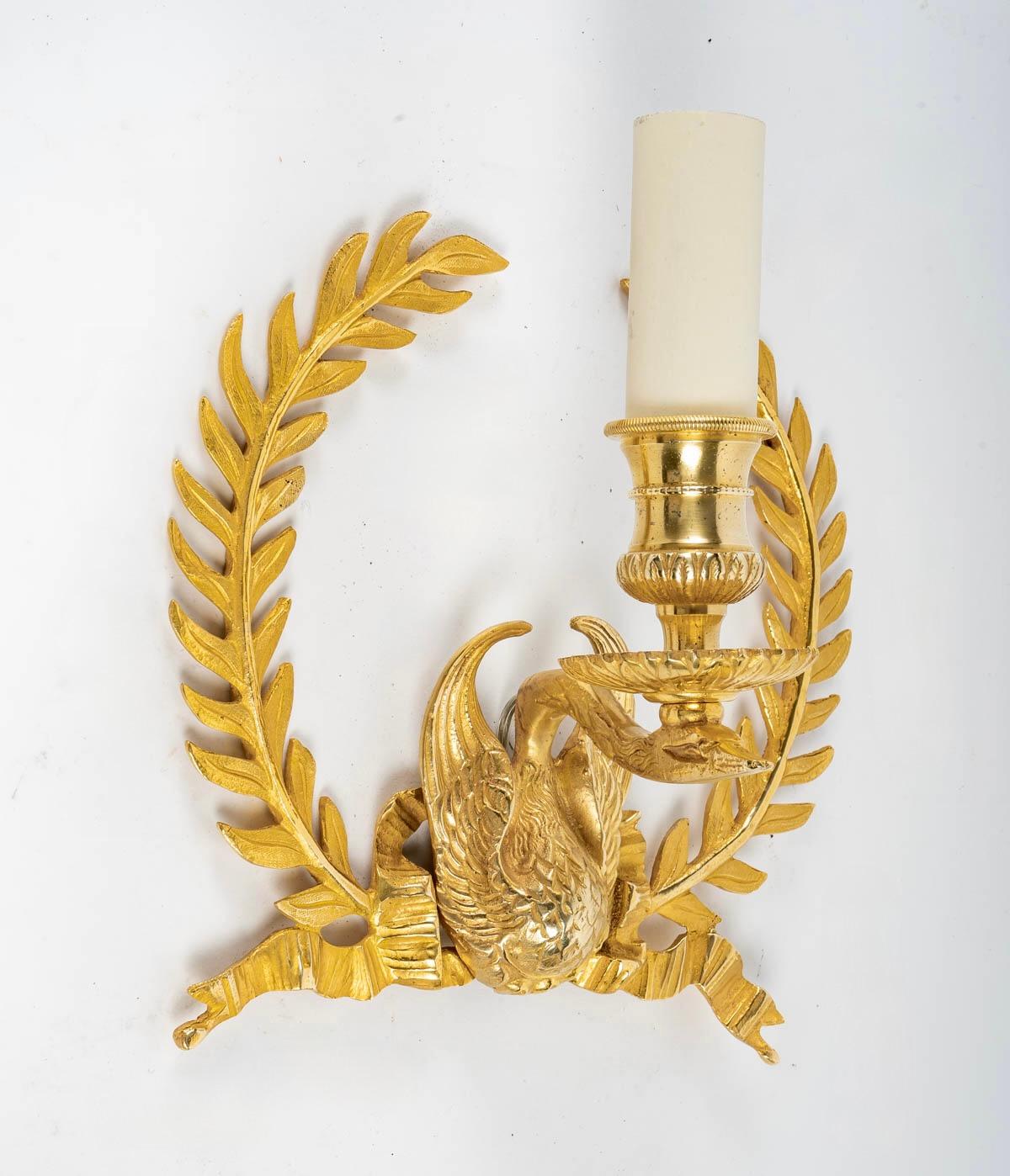 Composed of two laurel leaves in the form of a crown gathering on the lower part and decorated with a swan supporting the arm of light located on the head of this one.
The arm of light is dressed with luminous candles.

