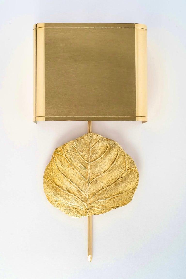 Paar Wandleuchter Modell Clea von Chrystiane Charles für Maison Charles. Luxuriöse Version des Modells, Lampenschirm mit Rand und hochwertiger Befestigung. Vergoldete Bronze, signiert C. Charles auf der Rückseite der Blätter.

Bestehend aus einem