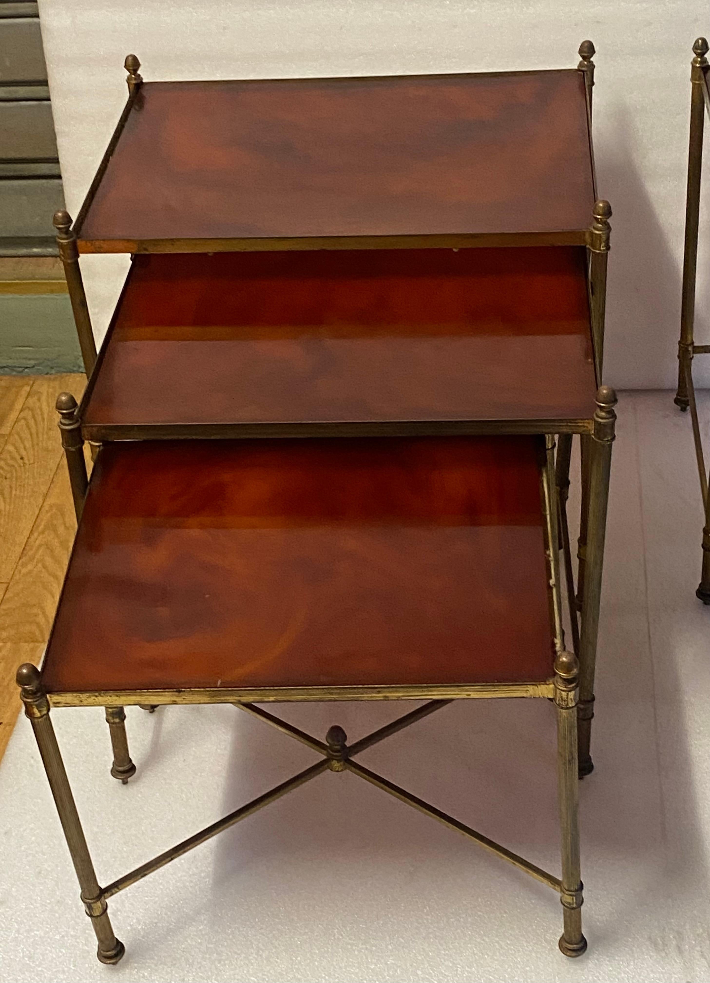 Pair of Series of 3 nesting tables in gilded bronze, with 3 bakelite trays amber-like, fluted uprights ending in pine cones. Maison Baguès. Circa 1970. condition of use
50 x 38 x H 48 cm
45 x 35 x 42 cm
40 x 32 x 36 cm
shipping packaging free by DHL