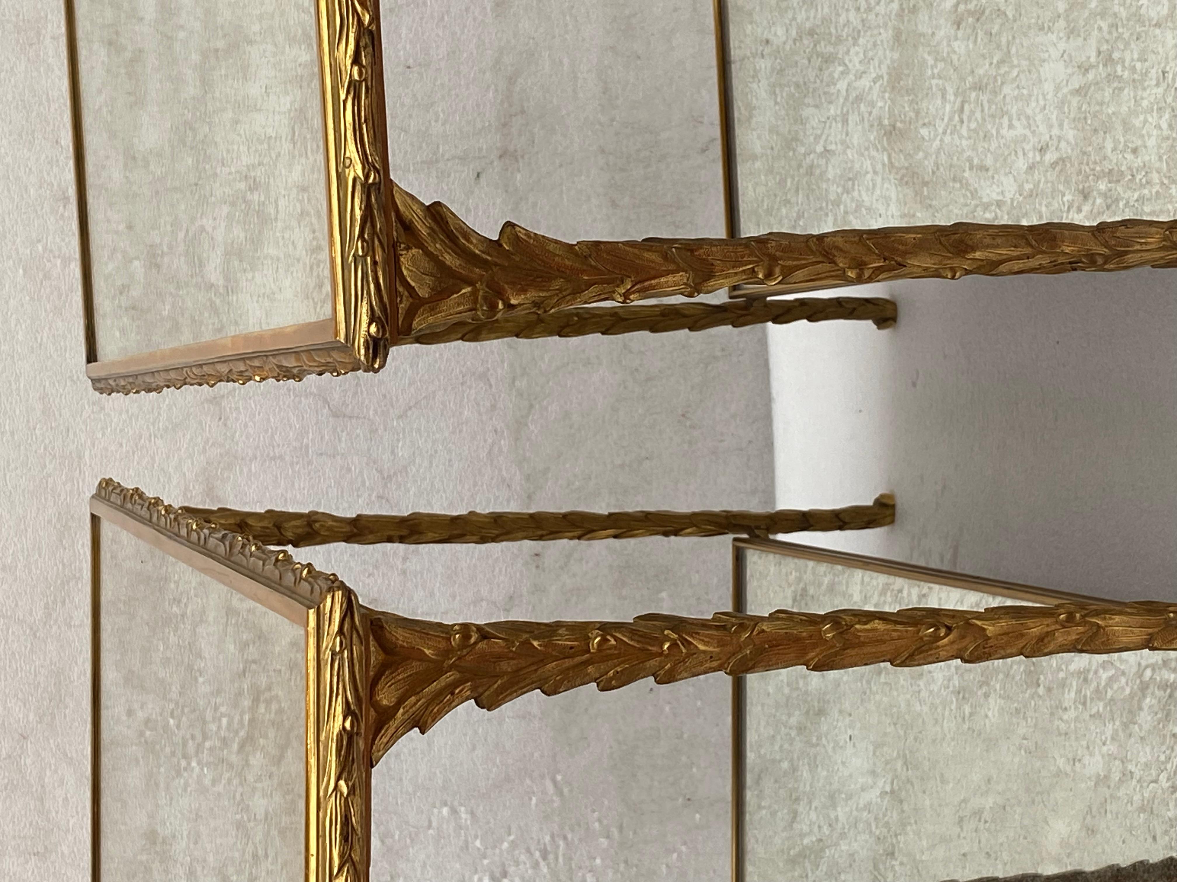 Pair of Maison Charles end tables in gilded bronze with aged mirror top, palm tree decor uprights, Everything is screwed
Circa 1970.
Good condition
Unsigned
Length: 71 cm
Width: 32 cm
Height: 54 cm