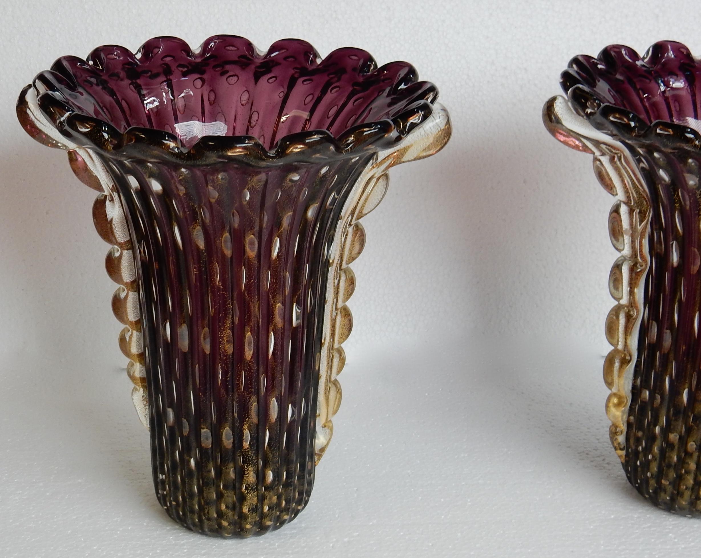 Paar Murano-Vasen mit Blasen und Goldeinschlüssen, guter Zustand, violettes Kristall und Gold, signiert Toso Murano,
um 1970

Maße: Länge 29 cm
Breite 26 cm
Höhe 31 cm.