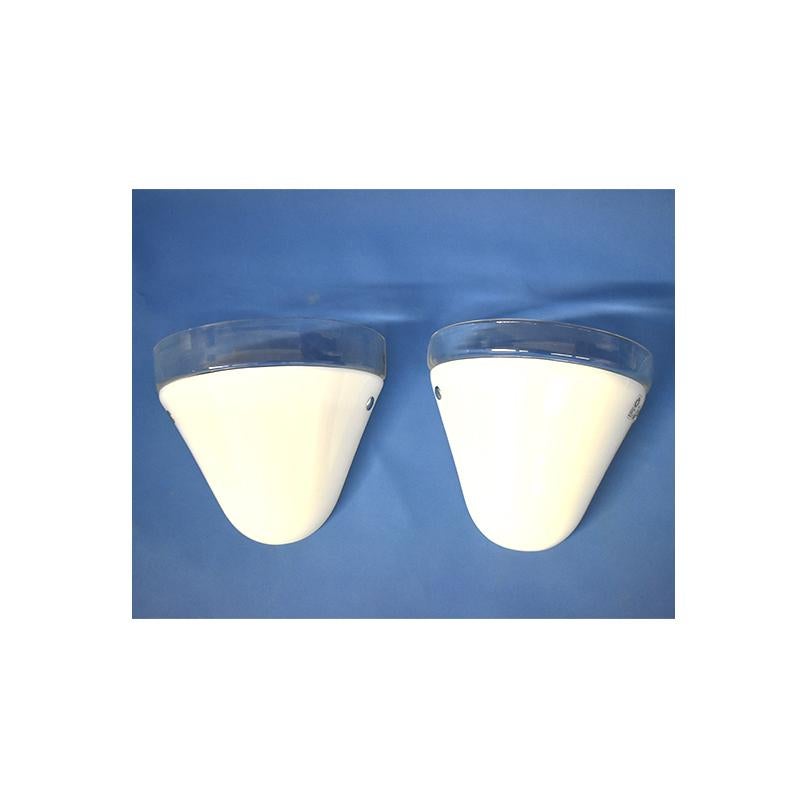 Coppia di lampade da parete, prodotte da Leucos negli anni Settanta.
Le lampade hanno diffusori in vetro soffiato di Murano lattiginoso e trasparente.
Etichetta adesiva del produttore sul vetro.
Disponibili 5 set
