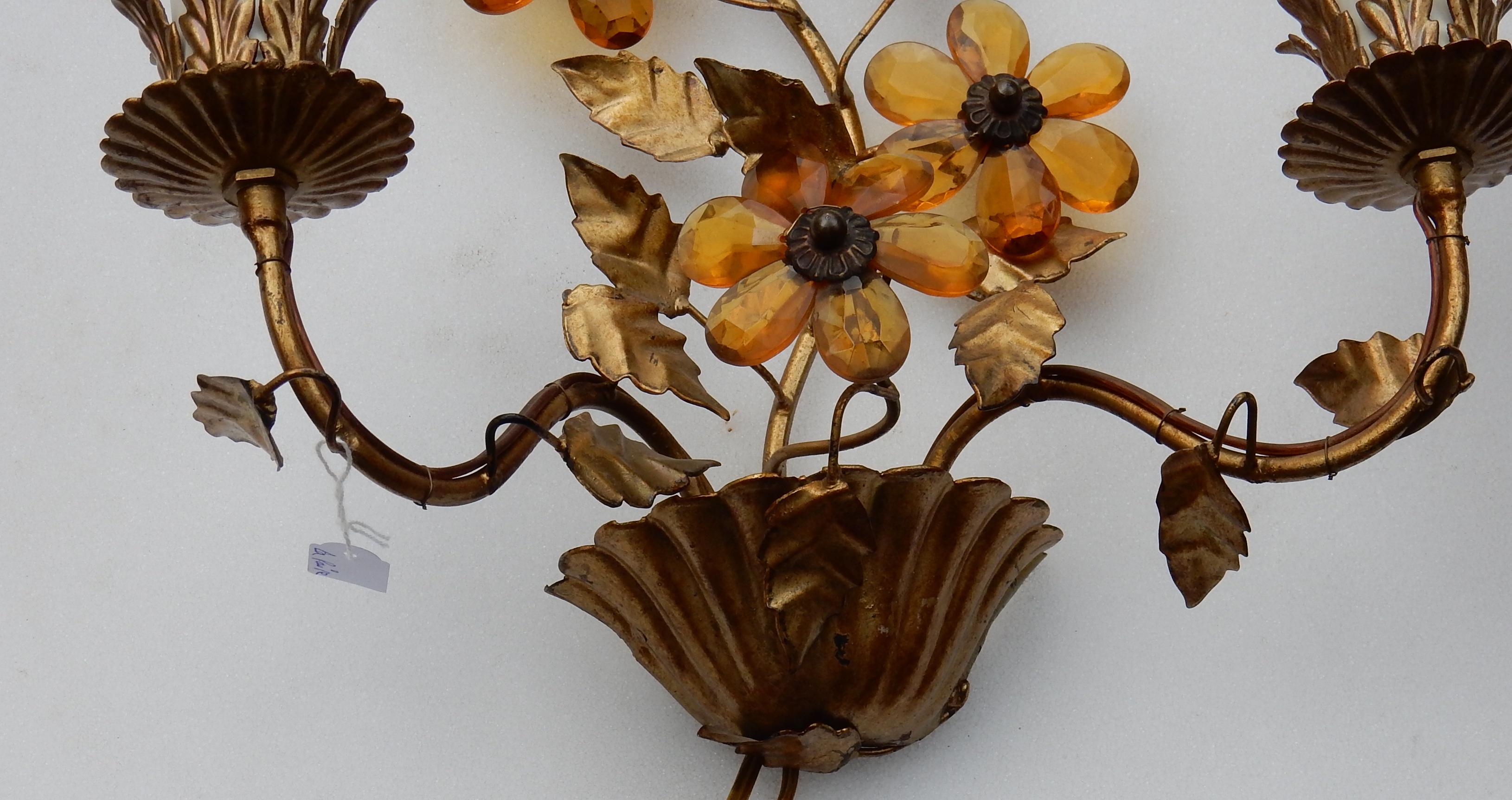 Golden metal sconces, two bulbs, flowers in glass orange color or crystal
Good condition, circa 1970.