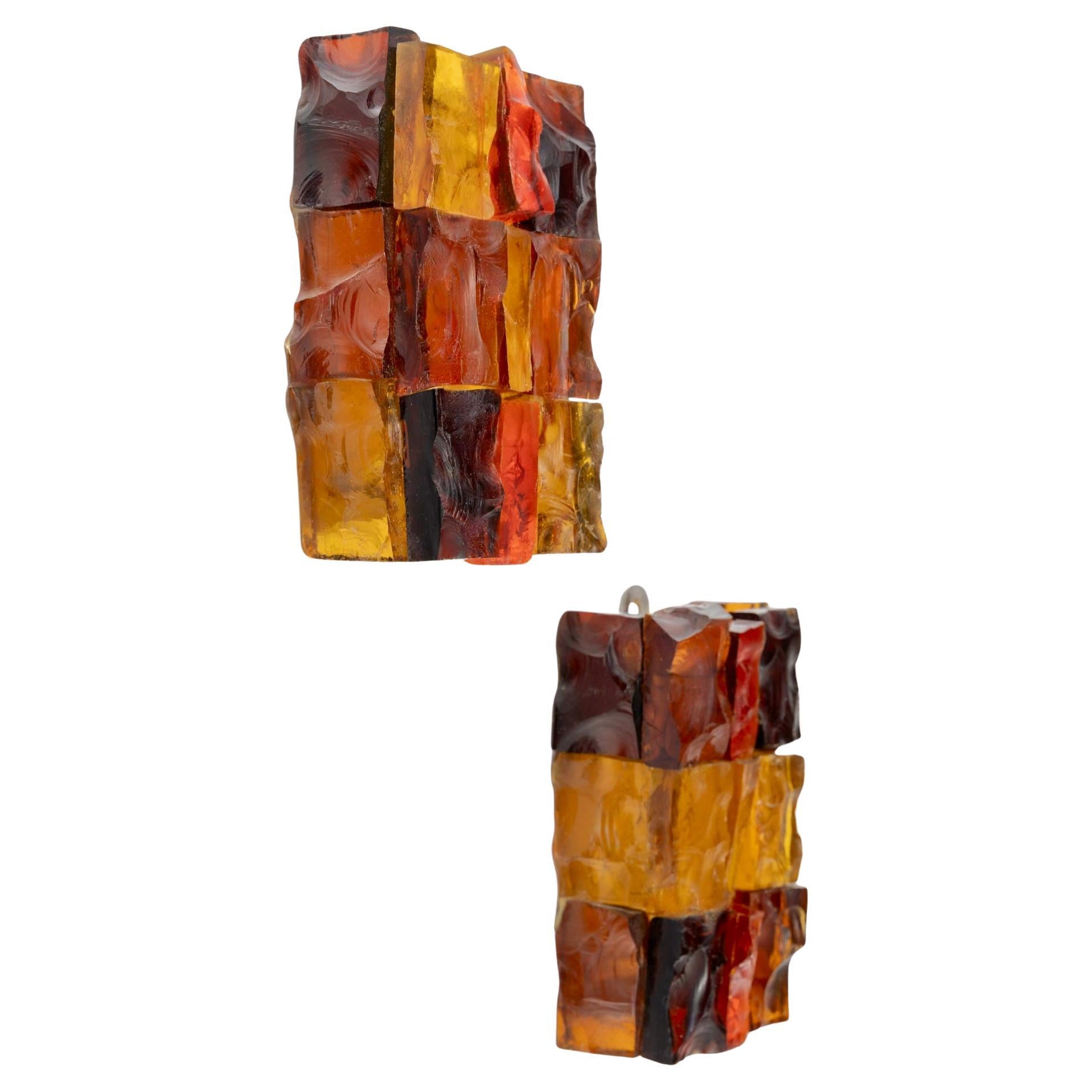 Paire d'appliques en patchwork de verre multicolore du designer français Jean Simon Labret, France, années 1970.

Composé de carreaux de verre colorés taillés dans la masse dans les tons jaune, rouge, brun et orange.
Ils sont assemblés et maintenus