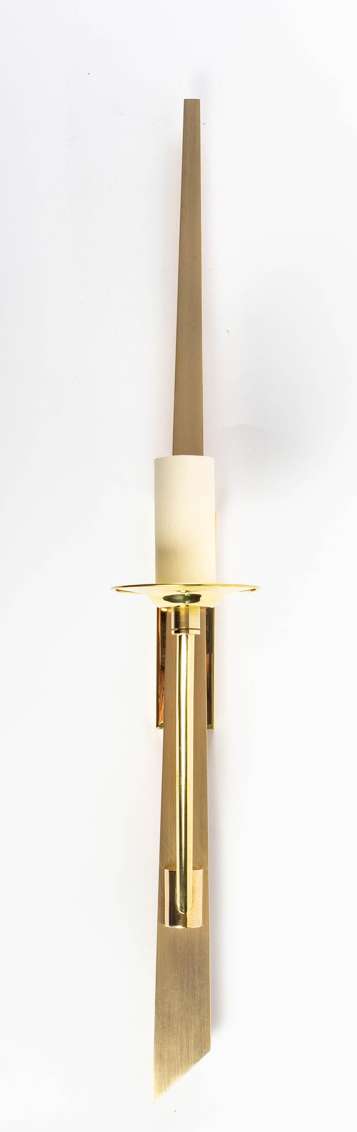 1970 Elegant Pair of wall sconces Maison Roche 

Composed of a central plate in the shape of a trapezium in brushed golden brass resting on a rectangle positioned at the back at half height in polished brass and serving as a wall attachment.
At the