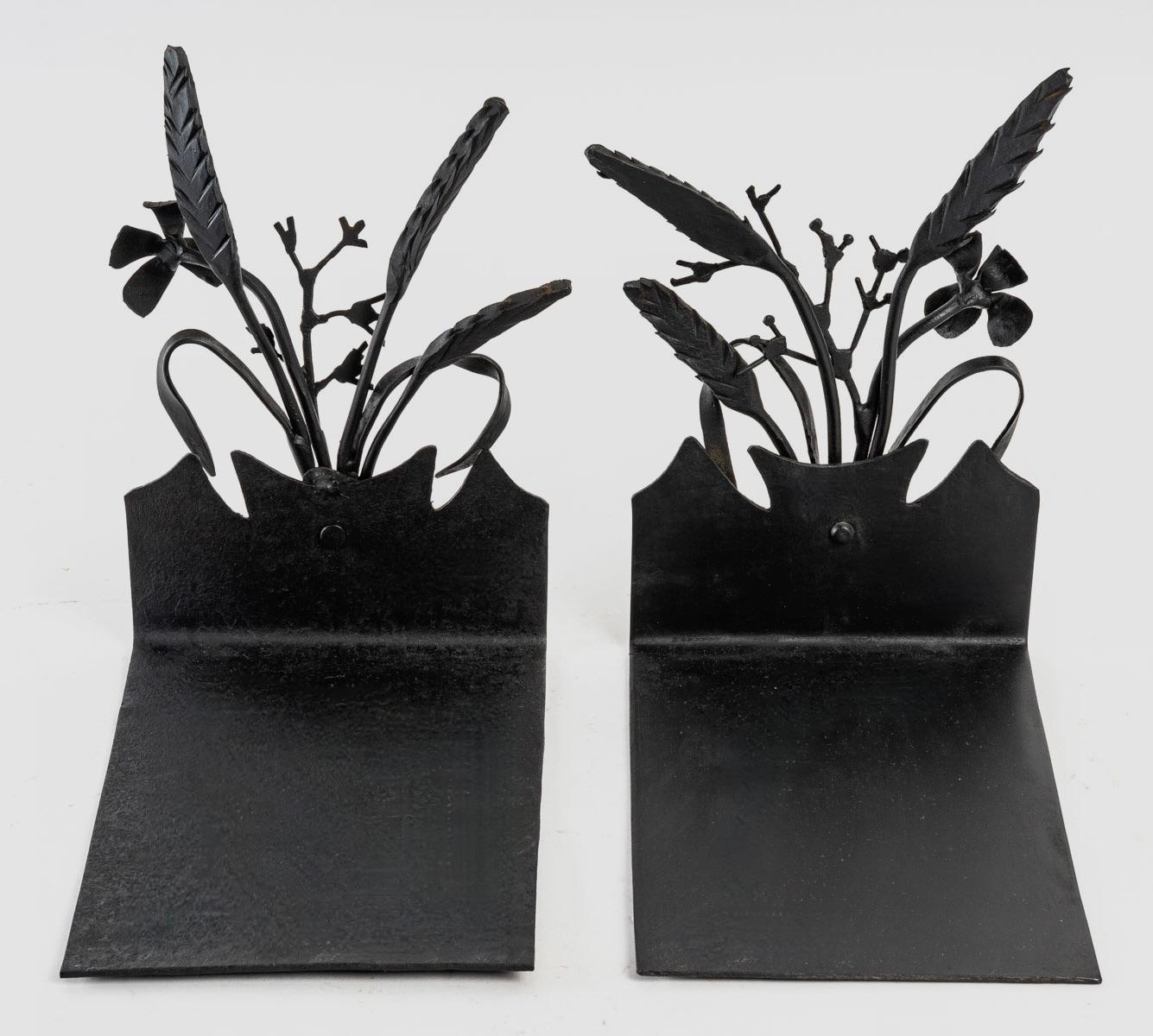 Very original bookends of the Ateliers Vallauris of the years 1970.
Composed of two elements forming the pair of bookends in black wrought iron, each piece is formed of a horizontal plate in wrought iron forming the base folded into L.
On the top