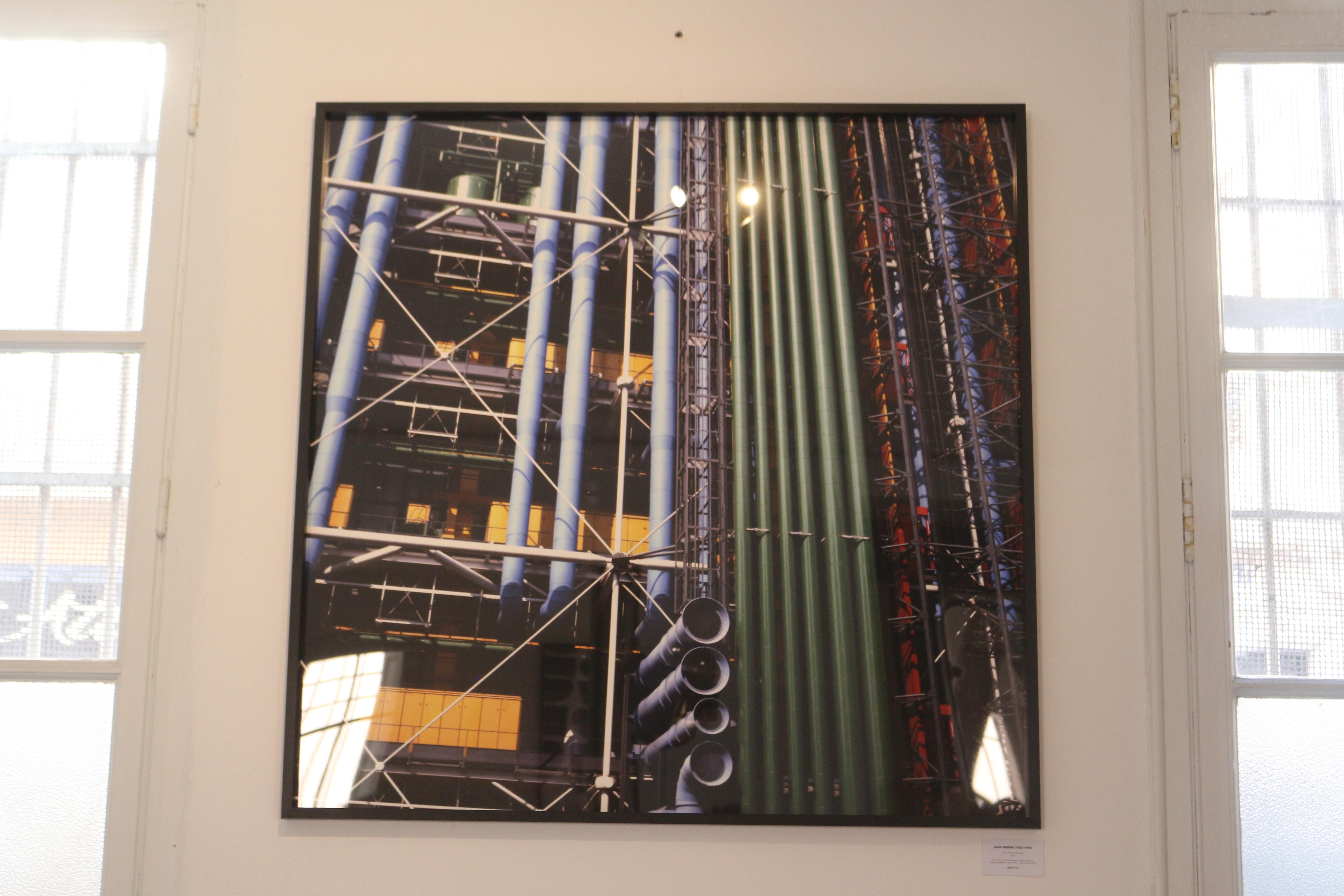 Beaubourg París, hacia 1970

100 x 100 cm / edición limitada y numerada n°1/12
Impresión digigráfica sobre papel Fine Art de algodón texturizado de 320 gr. 

 Certificación: Firmada y numerada a mano.

 Armazón: Madera negra 
Color: blanco y