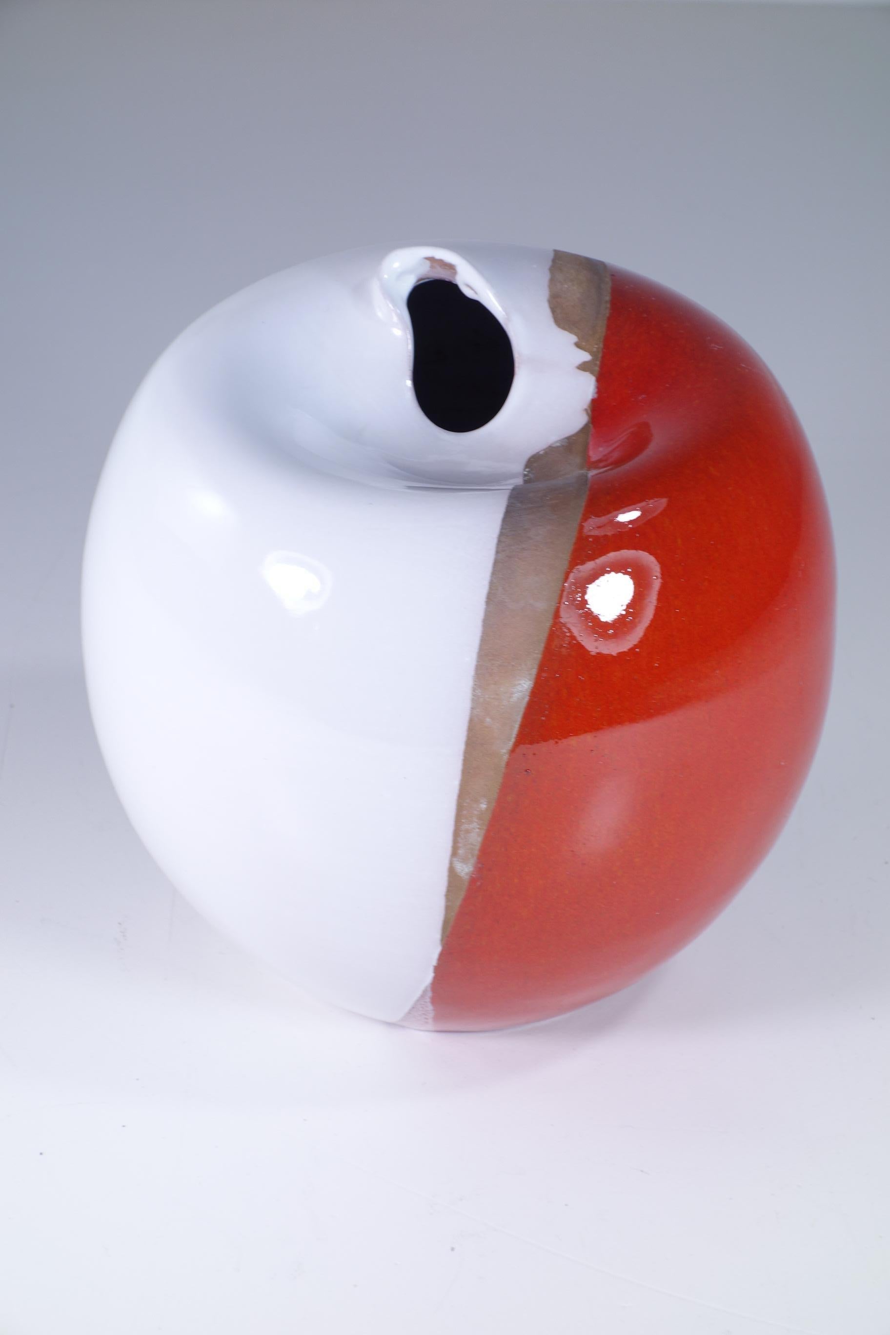 Mid-Century moderno 1970 Pino Castagna Studio Italiano Vaso Scultura in Ceramica Rosso Bianco in vendita