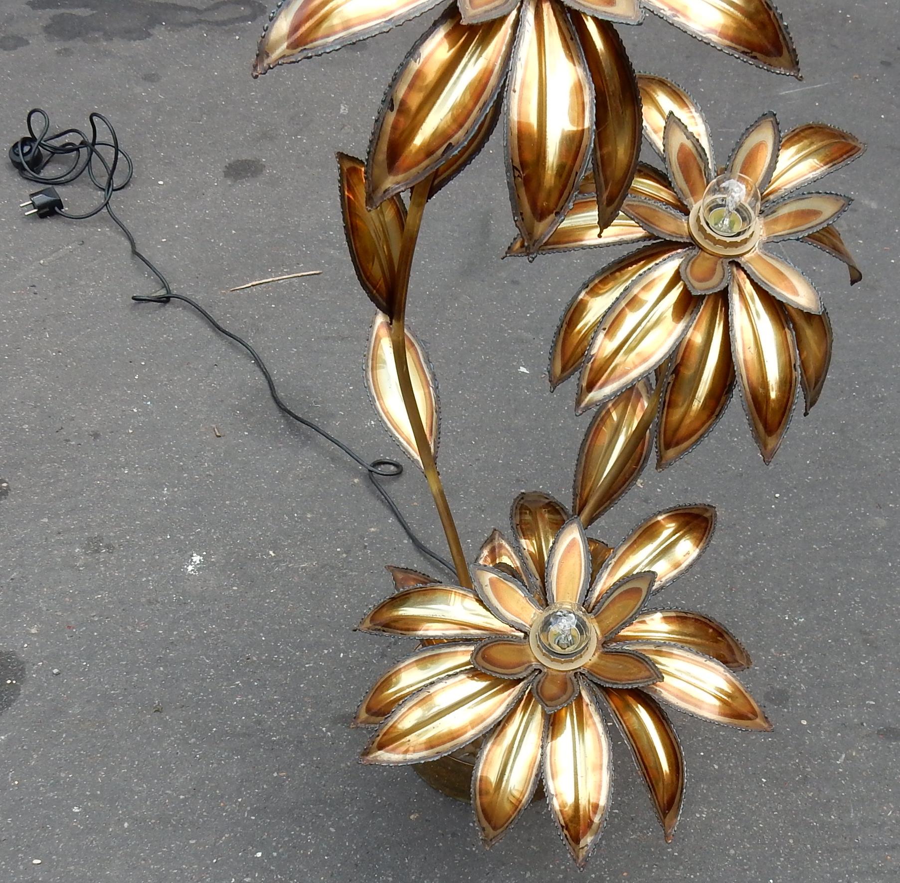 Plante éclairante en laiton patiné, fleurs en métal doré, Maison Jansen, base en laiton, circa 1970, bon état. Mesures : H 100 cm.