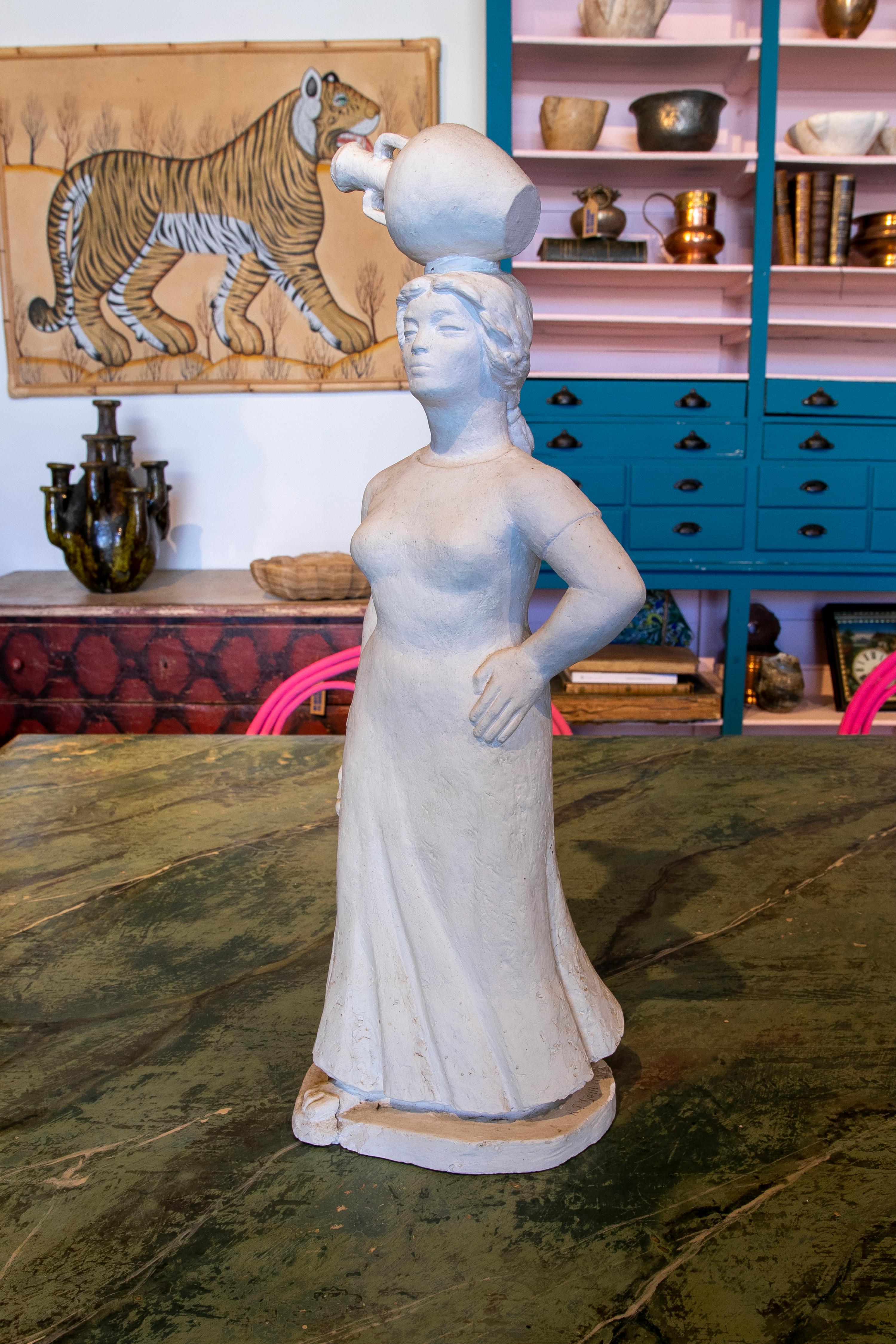 1970 Scultura in gesso di una donna in abiti tipici andalusi.