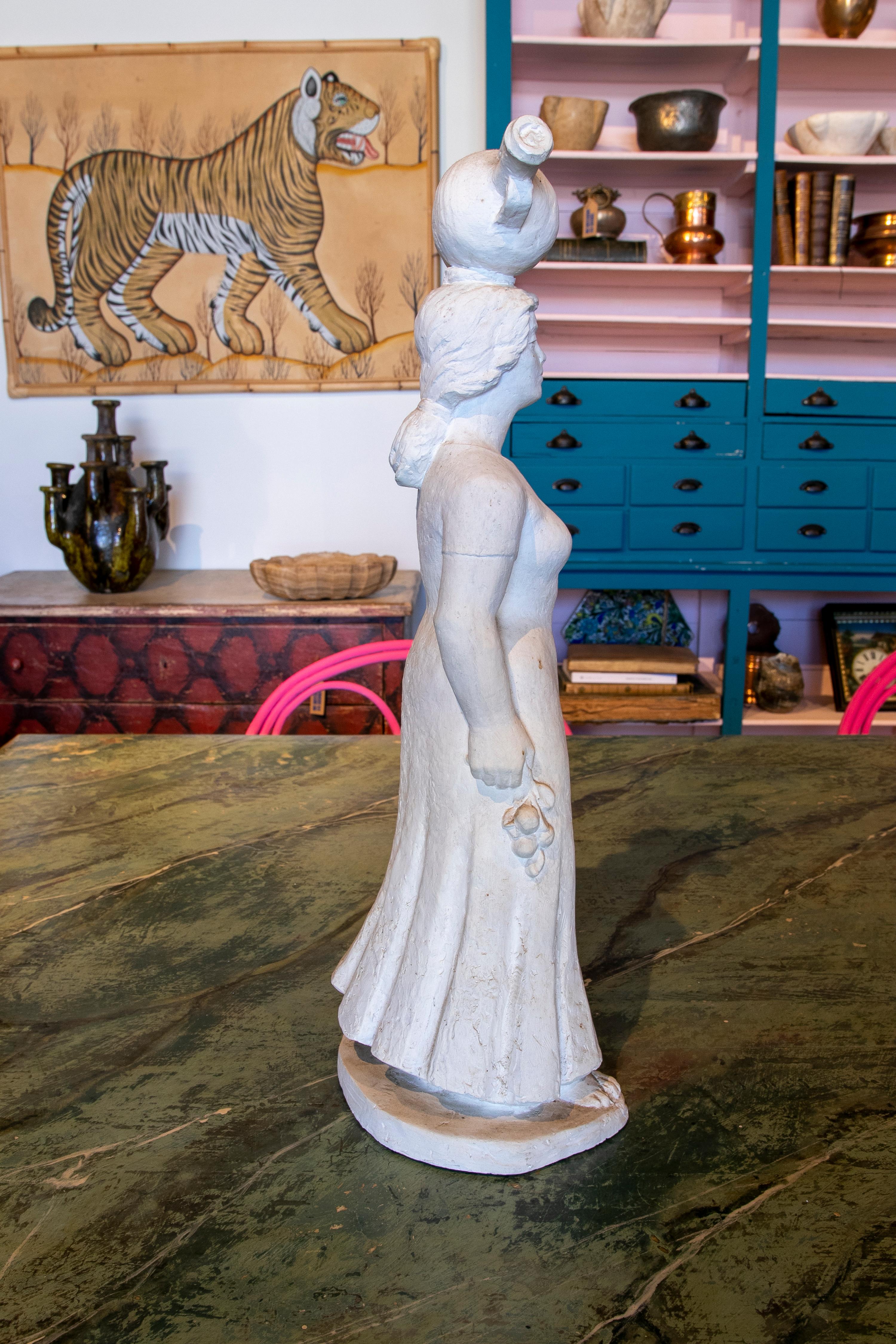 Intonaco 1970 Scultura in gesso di una donna in abiti tipici andalusi in vendita