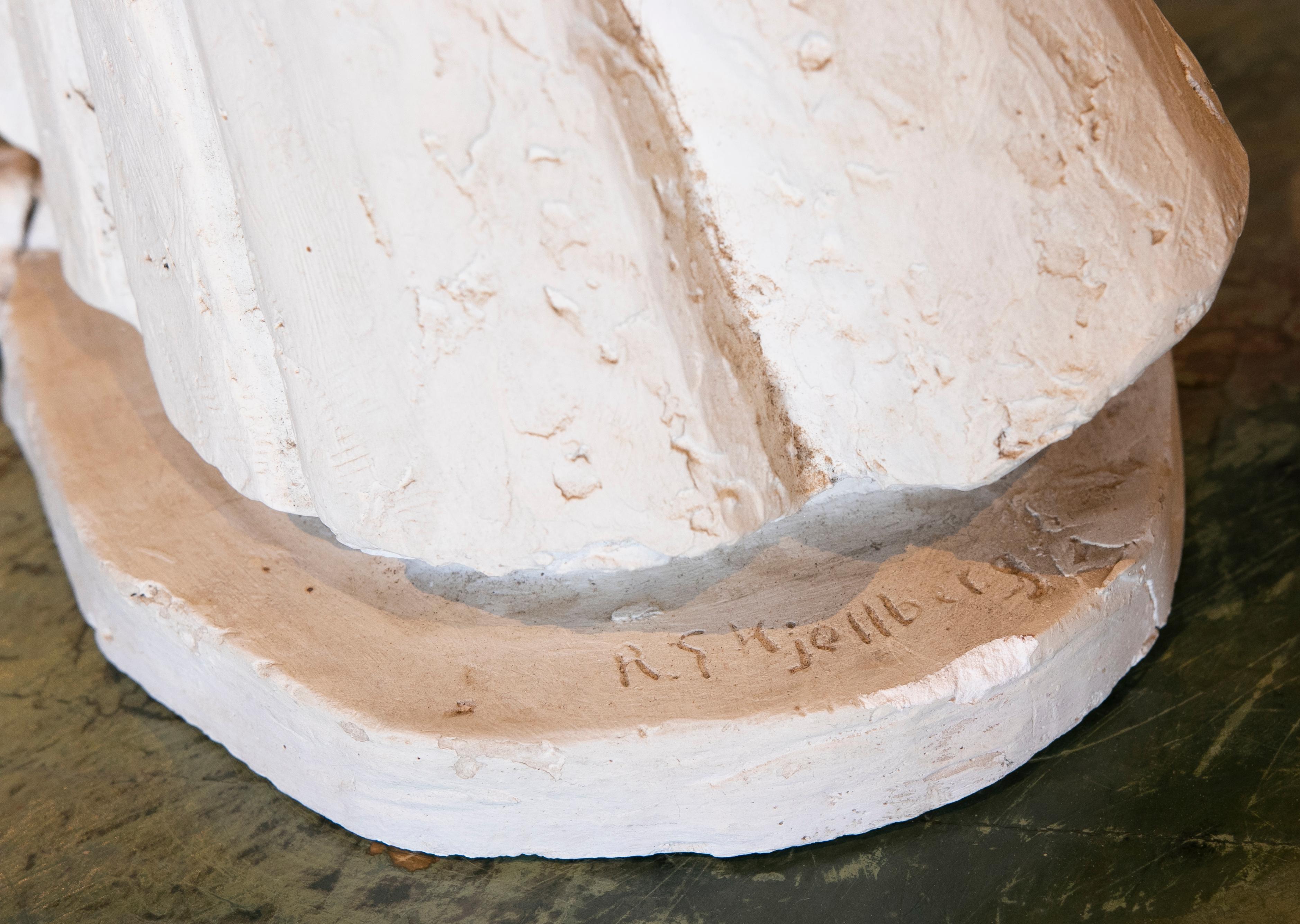 1970 Scultura in gesso di una donna in abiti tipici andalusi in vendita 3