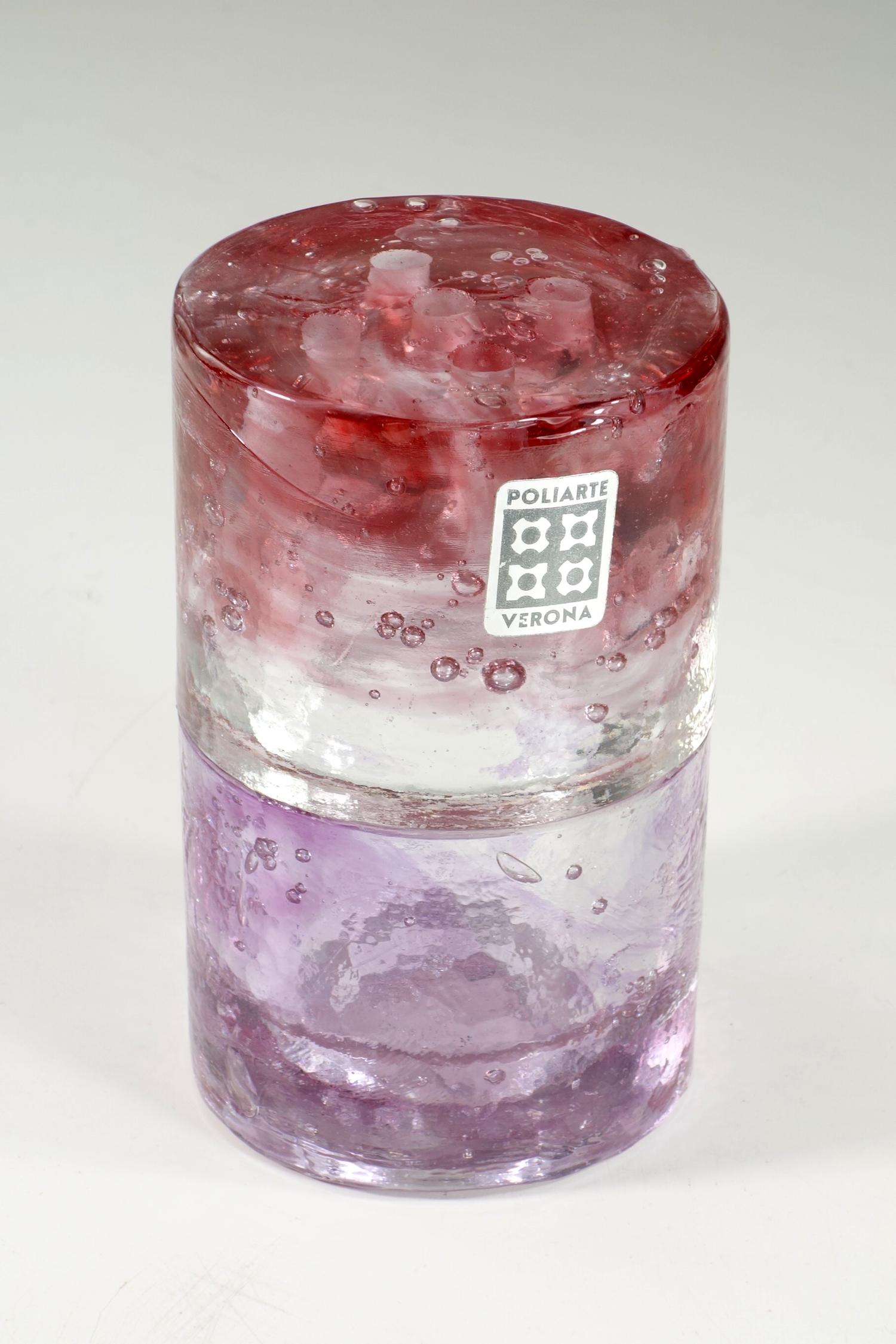 Einzelne Blumenvase
Albano Poli
Poliarte
Italien, 1970

Zylindrisches Glas in rosa und violetter Farbe
4 Löcher für Blumen
aufkleber 