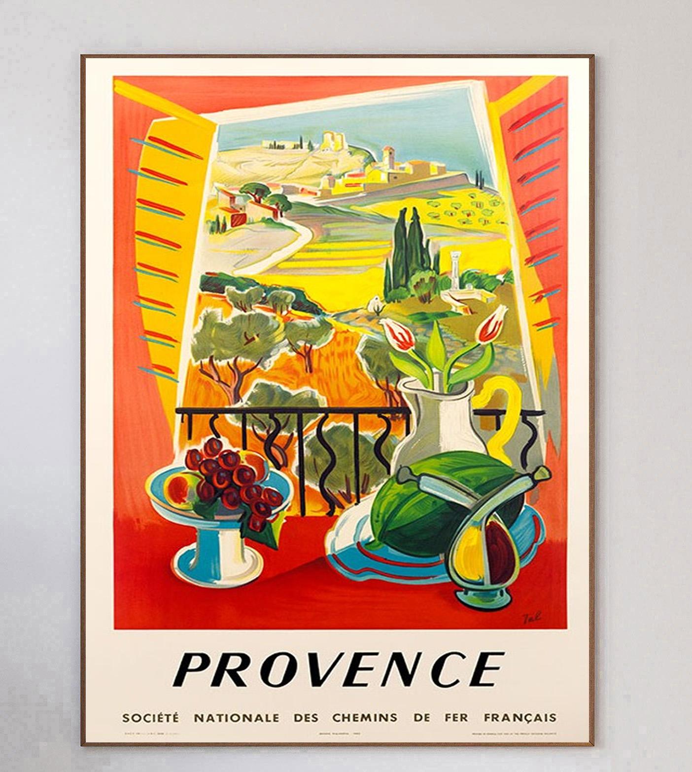 Charmante affiche de 1970 pour les chemins de fer français SNCF promouvant leurs itinéraires vers la Provence dans le sud-est de la France. 

Cette œuvre vibrante, qui représente une scène ensoleillée à travers une fenêtre ouverte, a été conçue par