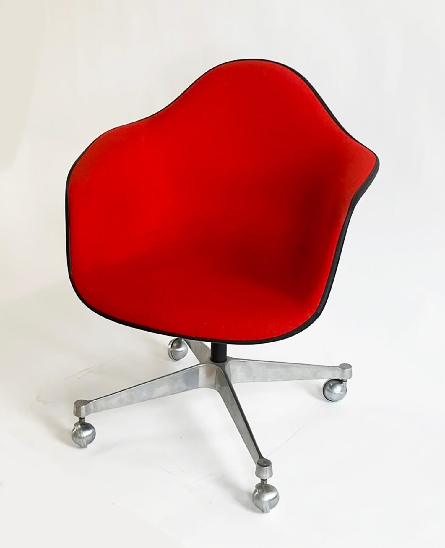 1970 Roter gepolsterter Bürodrehstuhl von Charles Eames für Herman Miller im Angebot 3