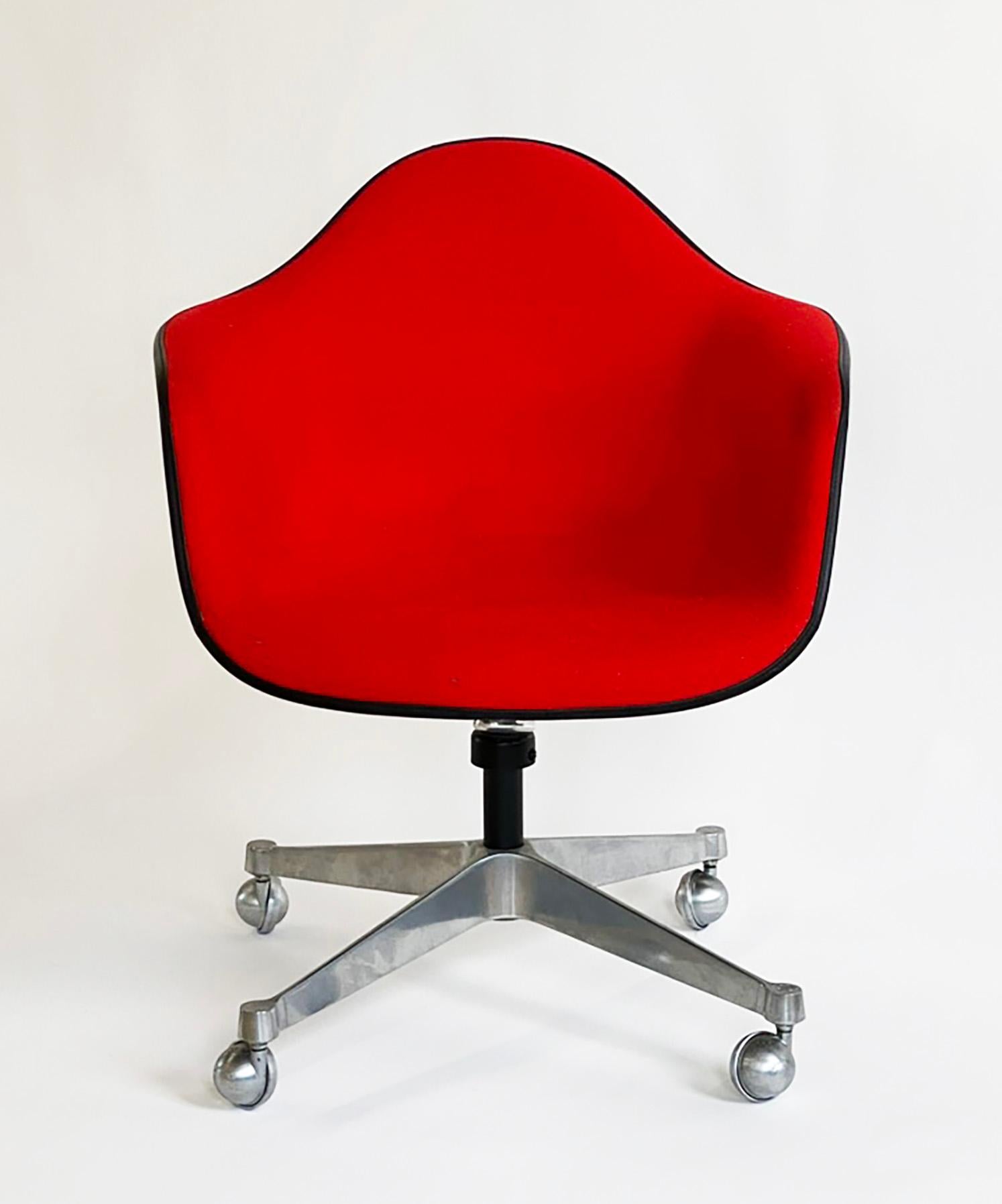 Hier ist ein sehr auffälliger Bürodrehstuhl des legendären Designers Charles Eames, der 1970 von Herman Miller hergestellt wurde. Dieses Exemplar behält seine rote Originalpolsterung, die sich in einem sehr guten Zustand befindet. Die