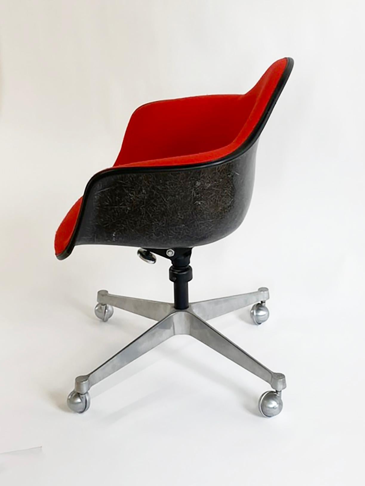 1970 Roter gepolsterter Bürodrehstuhl von Charles Eames für Herman Miller (amerikanisch) im Angebot
