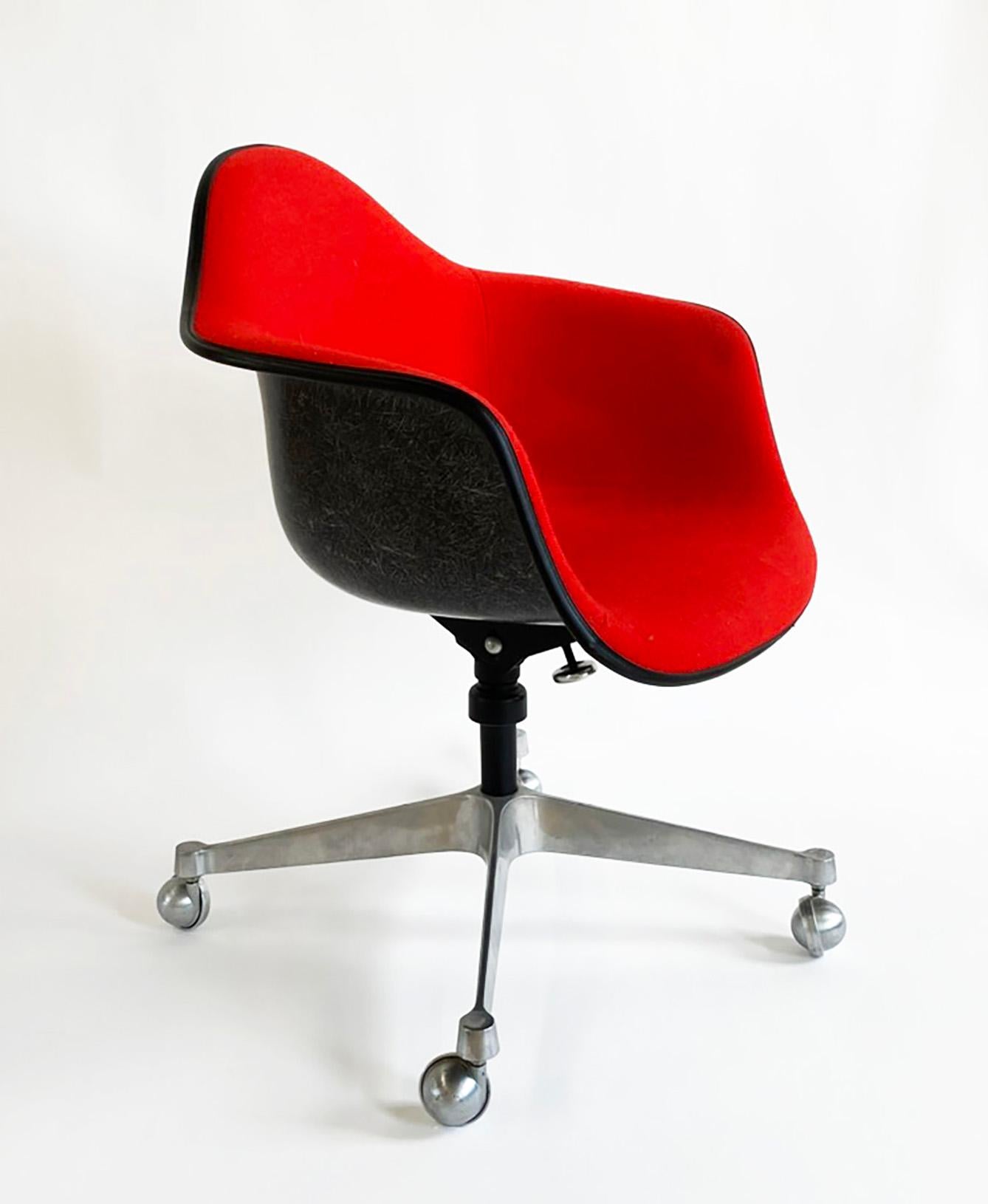 1970 Roter gepolsterter Bürodrehstuhl von Charles Eames für Herman Miller im Zustand „Gut“ im Angebot in Minneapolis, MN