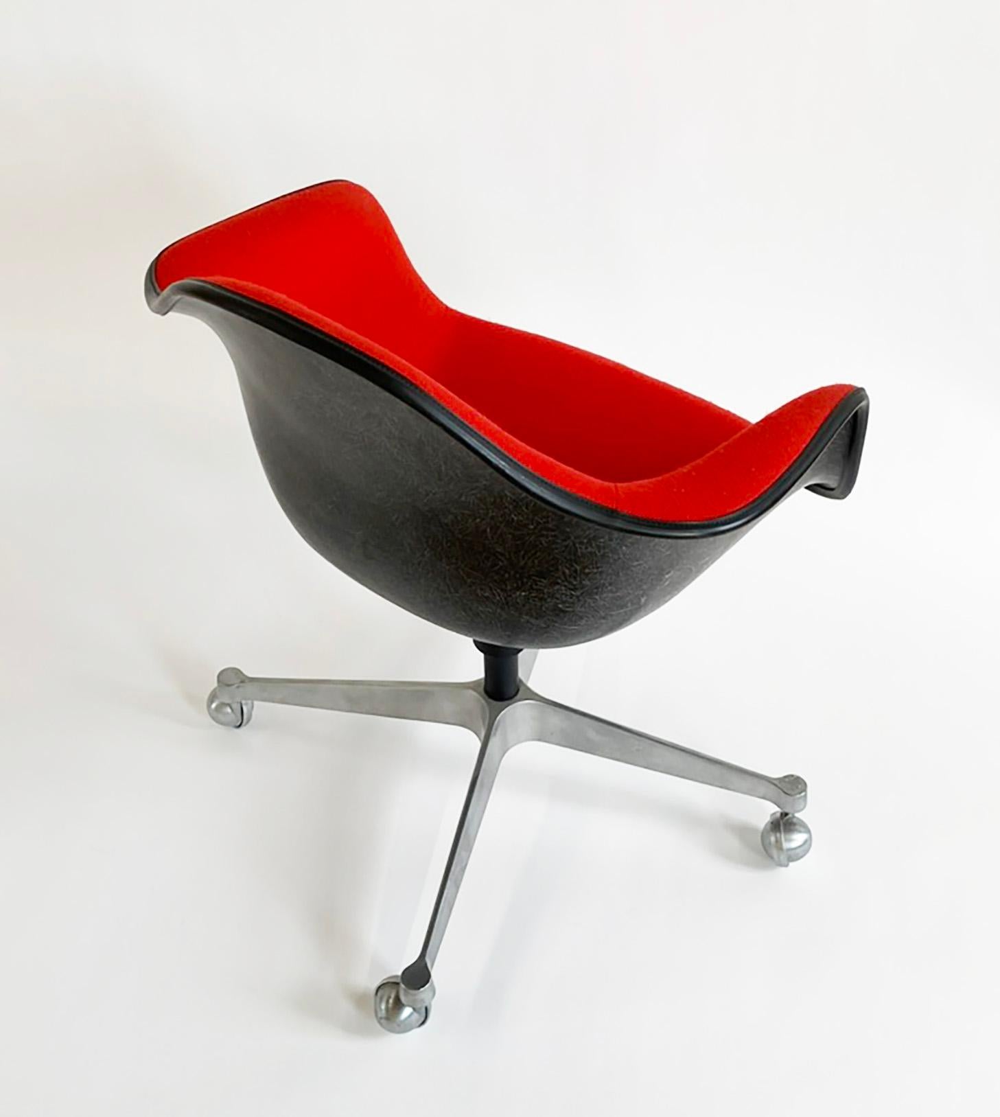 1970 Roter gepolsterter Bürodrehstuhl von Charles Eames für Herman Miller (20. Jahrhundert) im Angebot