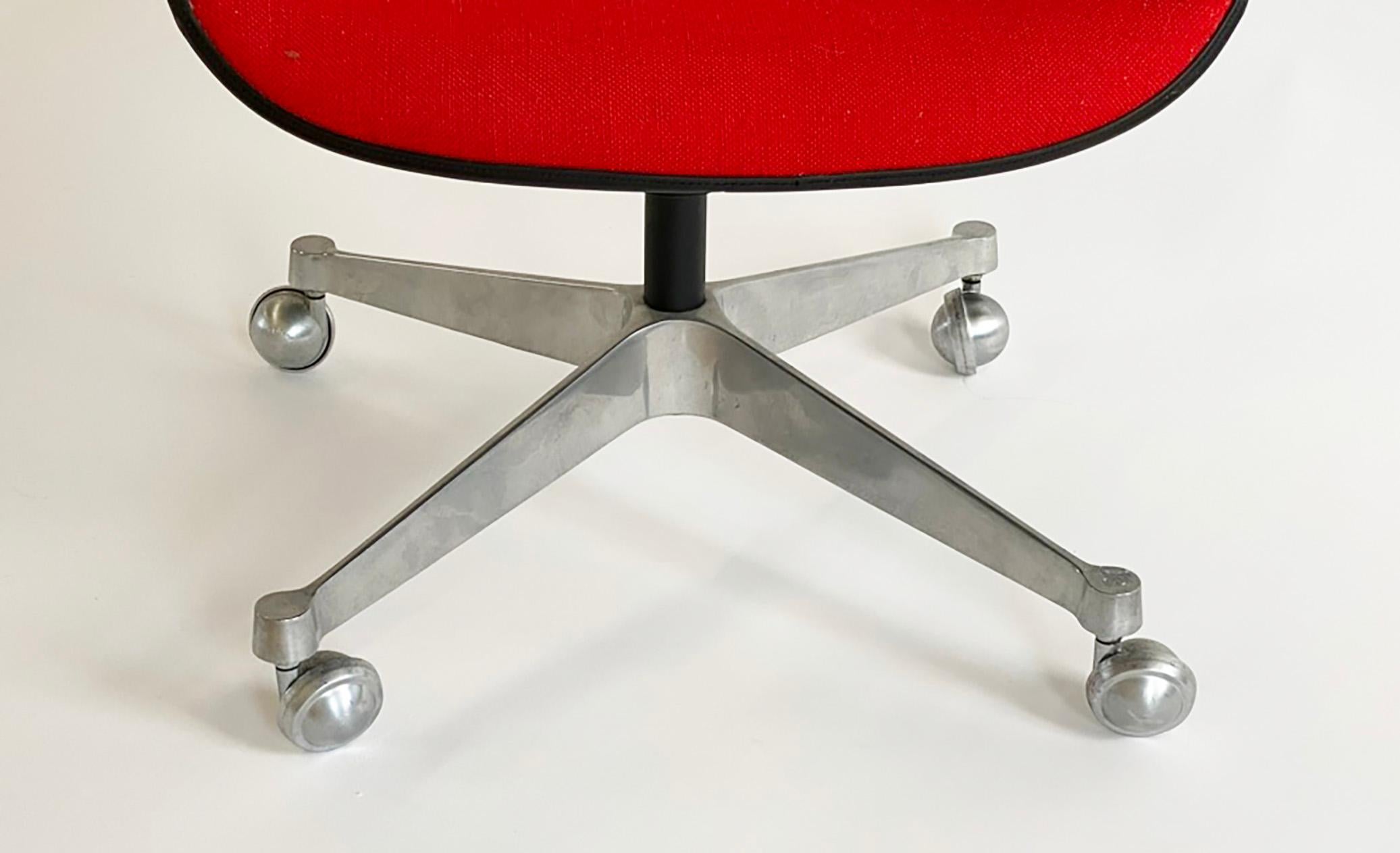 1970 Roter gepolsterter Bürodrehstuhl von Charles Eames für Herman Miller im Angebot 2