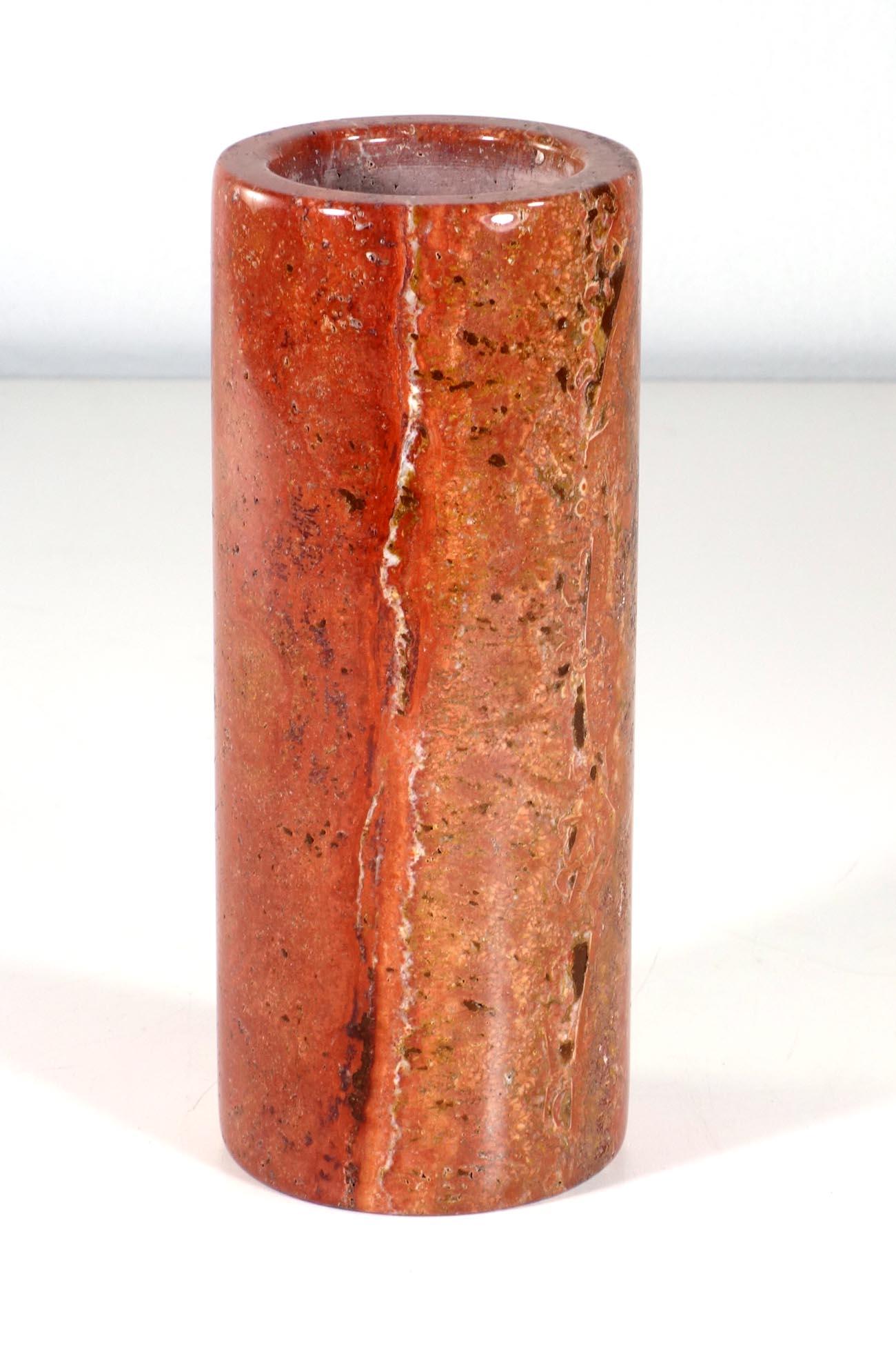 Mid-Century moderno 1970 Vaso cilindrico in travertino rosso di design italiano in vendita