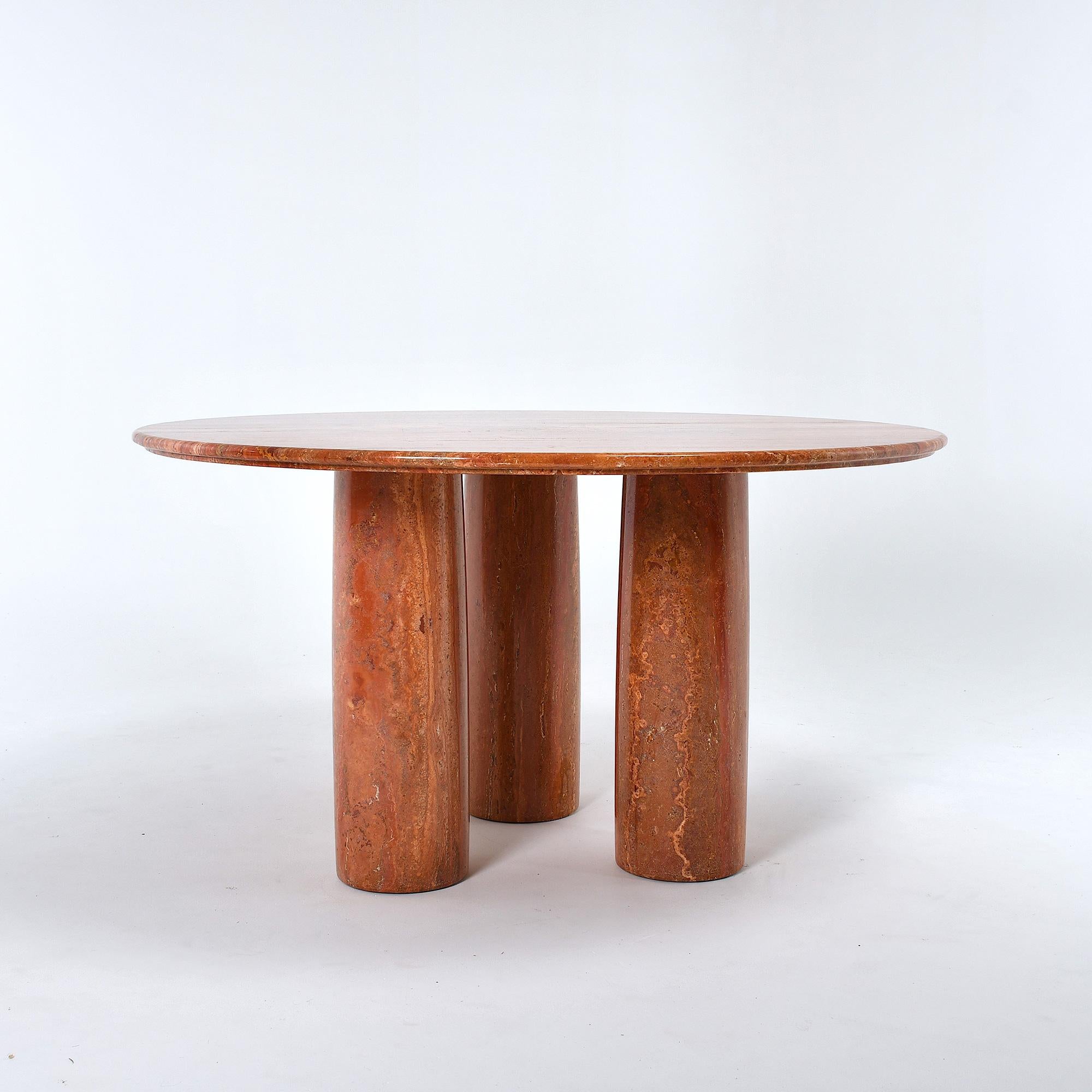 Large Mid-Century Modern round dining room table, designed by Mario Bellini and crafted by Cassina, Italy.
The project is 