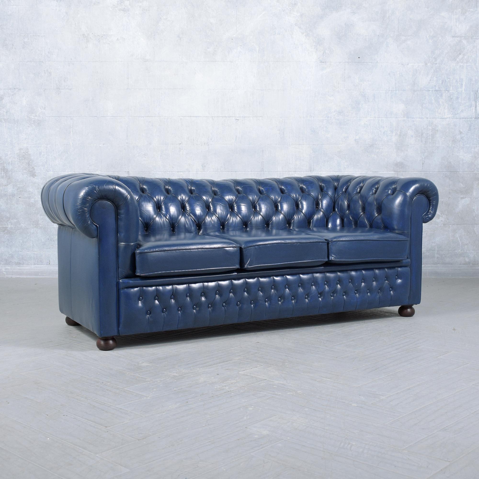 Restauriertes Chesterfield-Sofa im Vintage-Stil aus marineblauem Leder im Used-Look (Metall) im Angebot