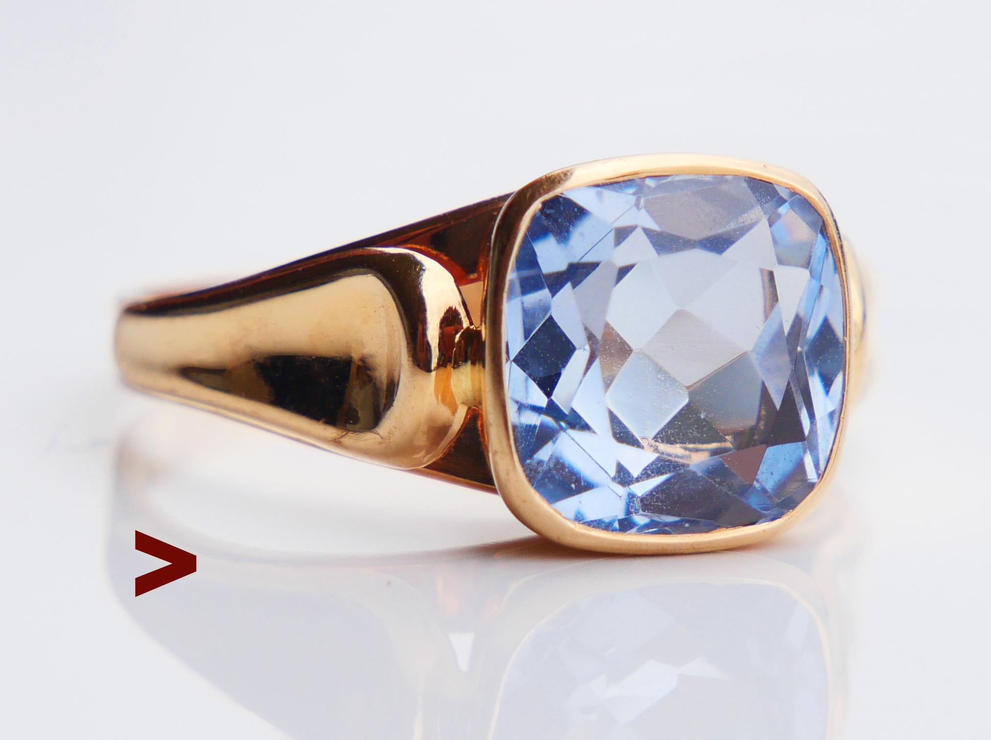 A Ring in solid 18K Yellow Gold with articulated shoulders and decorated with bezel set natural cushion cut Aquamarine measuring 8.75 mm x 8.75 mm x 5 mm deep / about 4 ct. The stone bright and shiny, eye clean and transparent with minor inclusions