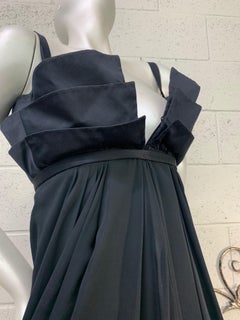 1970 Roberto Capucci Abito impero in seta nera con corpetto strutturato a più strati