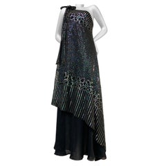 Ruben Panis - Robe asymétrique style Art Déco à sequins en mousseline de soie noire avec monogramme, 1970