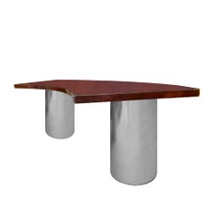 Escritorio "Boomerang" de los años 70 en nogal, acero cromado y cristal - Italia