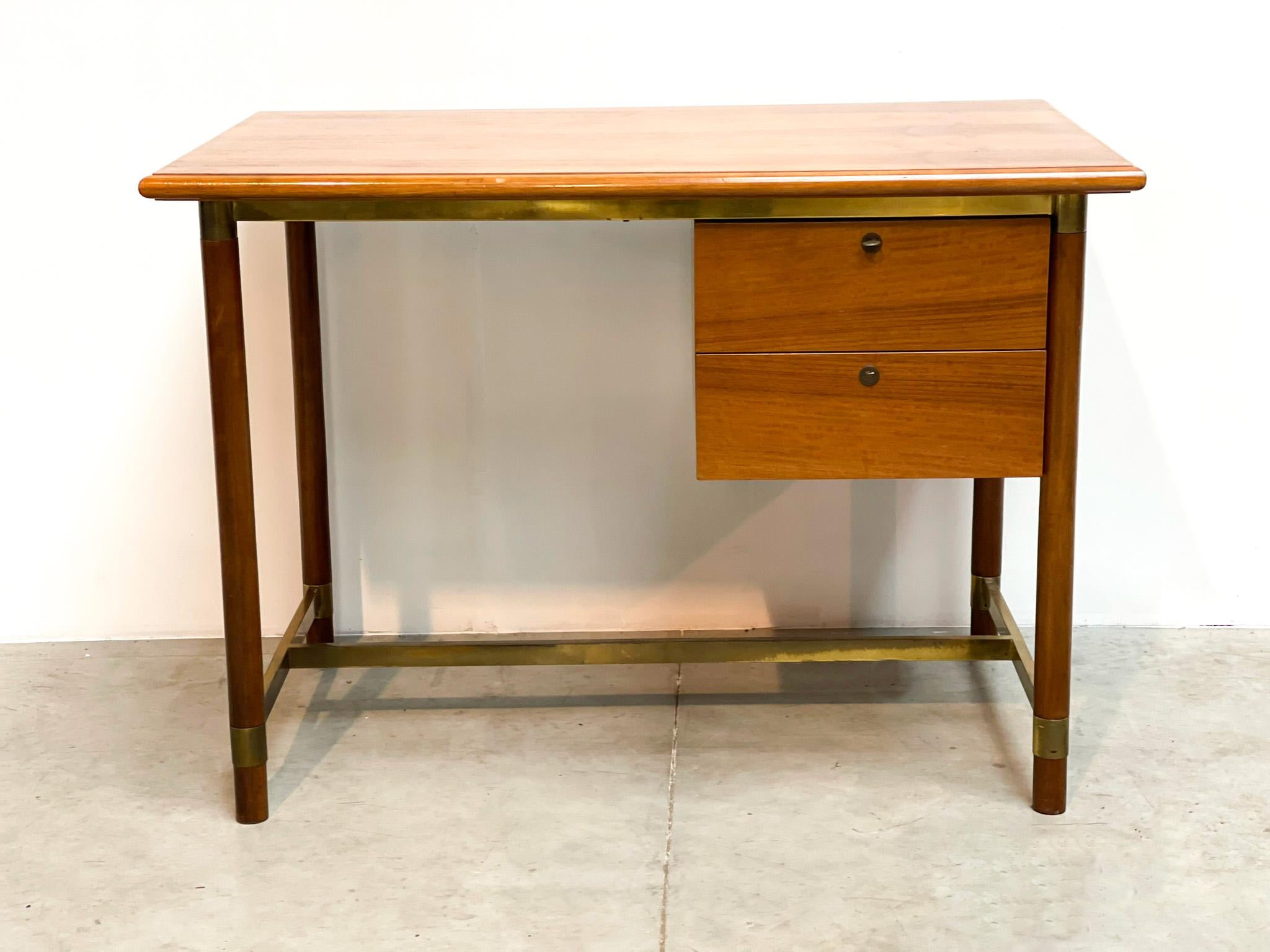 Brass & oak Italian desk
Very nice and compact desk from the 70's. This desk was made by an unknown italian maker. but it is a very nice piece of craftsmanship. This is a perfect example of top Italian craftsmanship. 
It has a beautiful oak frame