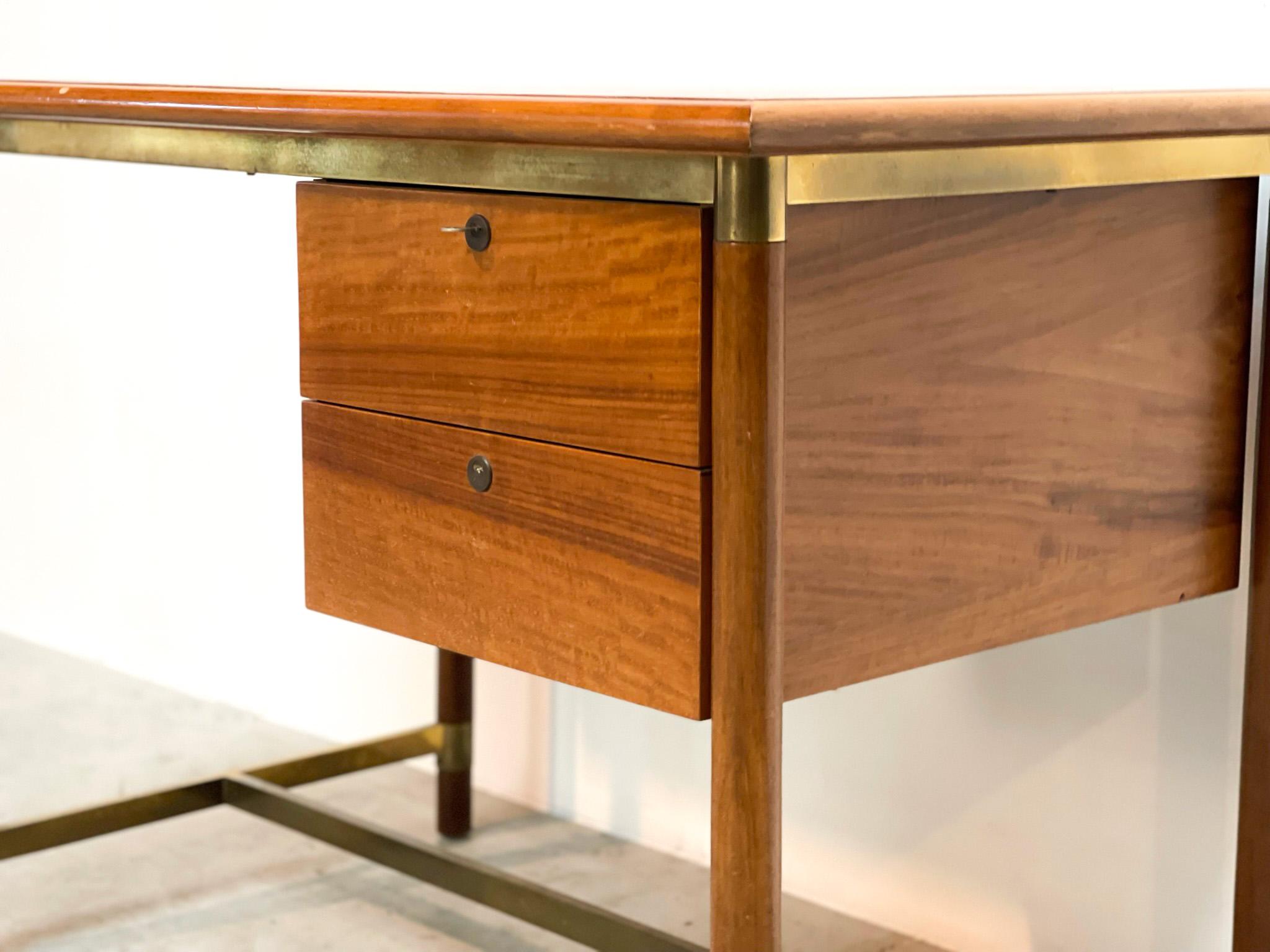 Scrivania italiana in ottone e Oak del 1970 in vendita 1