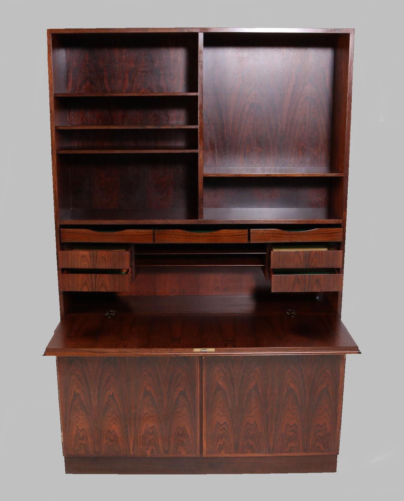 1960s-1970s rosewood shelf with integrated bureau unit and cabinet designed and produced by Omann Jun.

The unit can be split into a cabinet unit and a bureau/shelf unit and can be combined with more units into a larger bureau shelf unit.

The piece