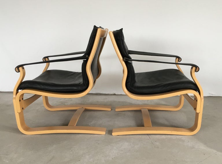 Scandinavian Modern 1970s Pair of Ake Fribytter Lounge Chairs in Beech and Black Leather by Nelo For Sale