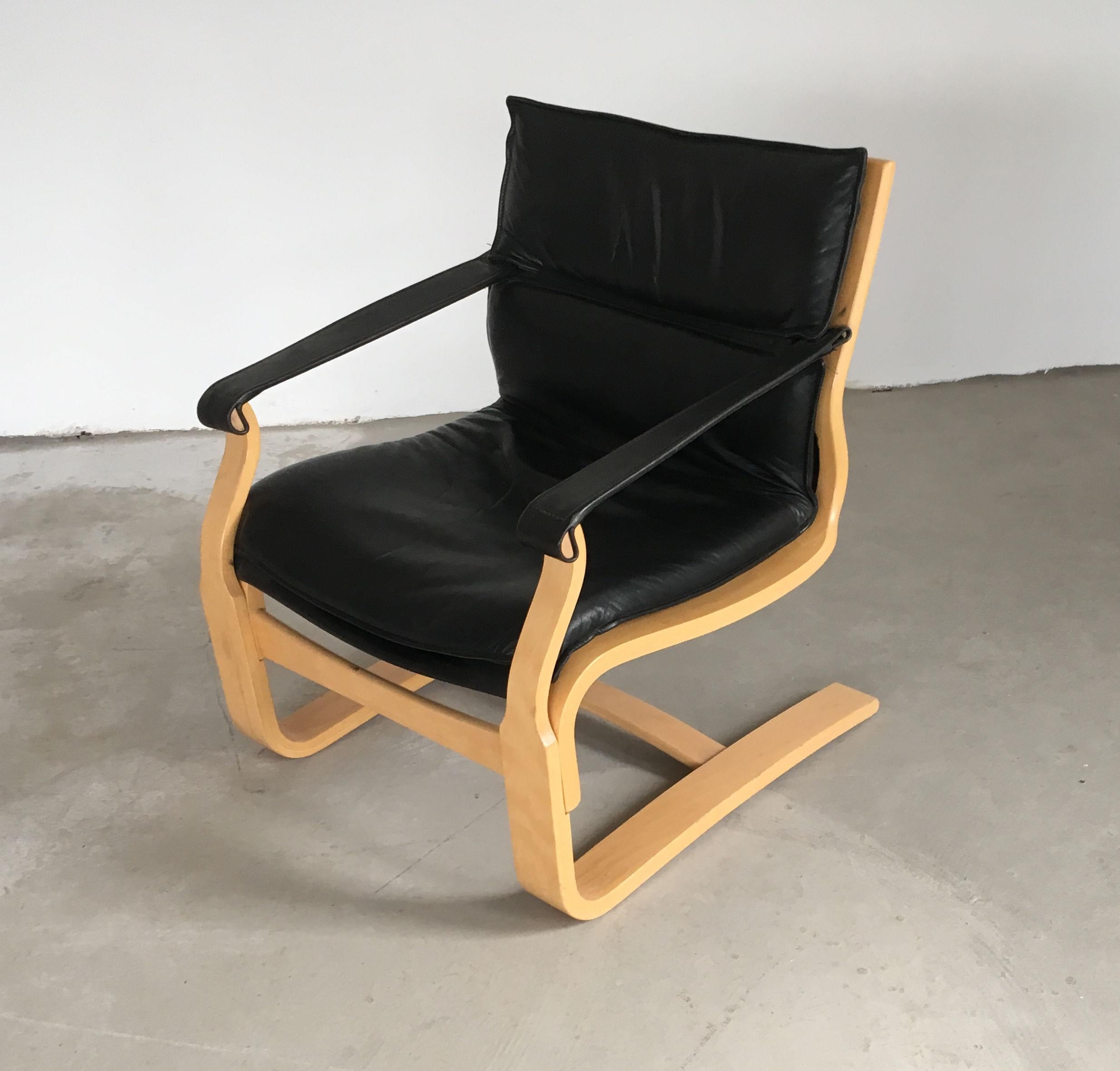 1970s Pair of Ake Fribytter Lounge Chairs in Beech and Black Leather by Nelo In Good Condition In Knebel, DK