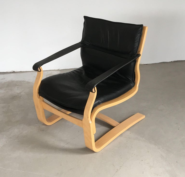 1970s Pair of Ake Fribytter Lounge Chairs in Beech and Black Leather by Nelo In Good Condition For Sale In Knebel, DK