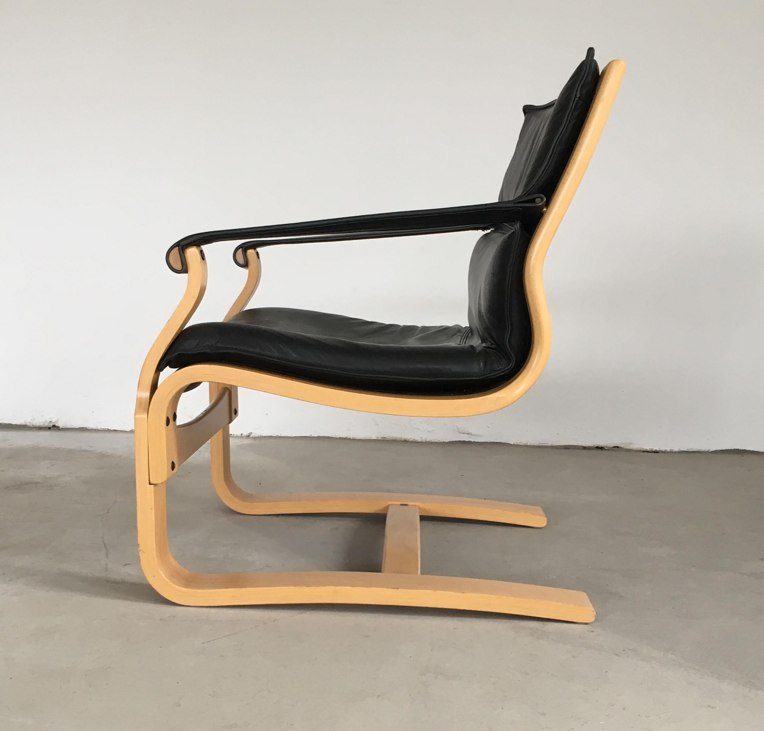 20th Century 1970s Pair of Ake Fribytter Lounge Chairs in Beech and Black Leather by Nelo
