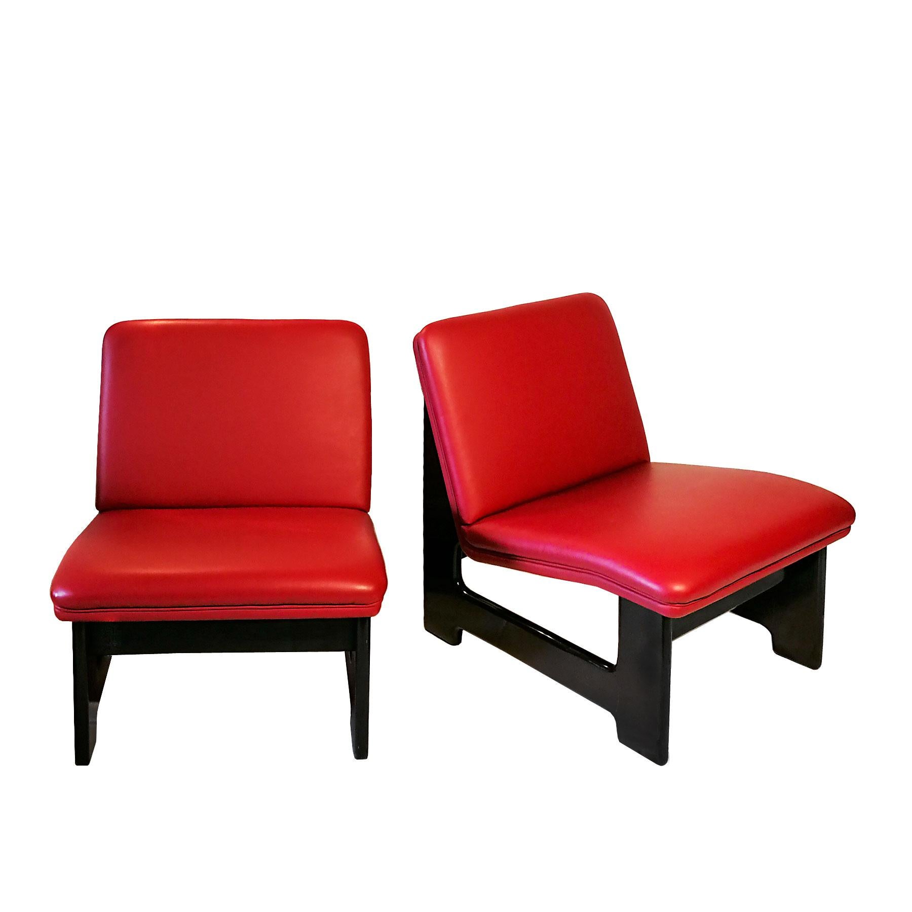 Pair of small armchairs, black varnished wood and new red leather upholstery.

Design: A. García

Spain, Barcelona, circa 1970.