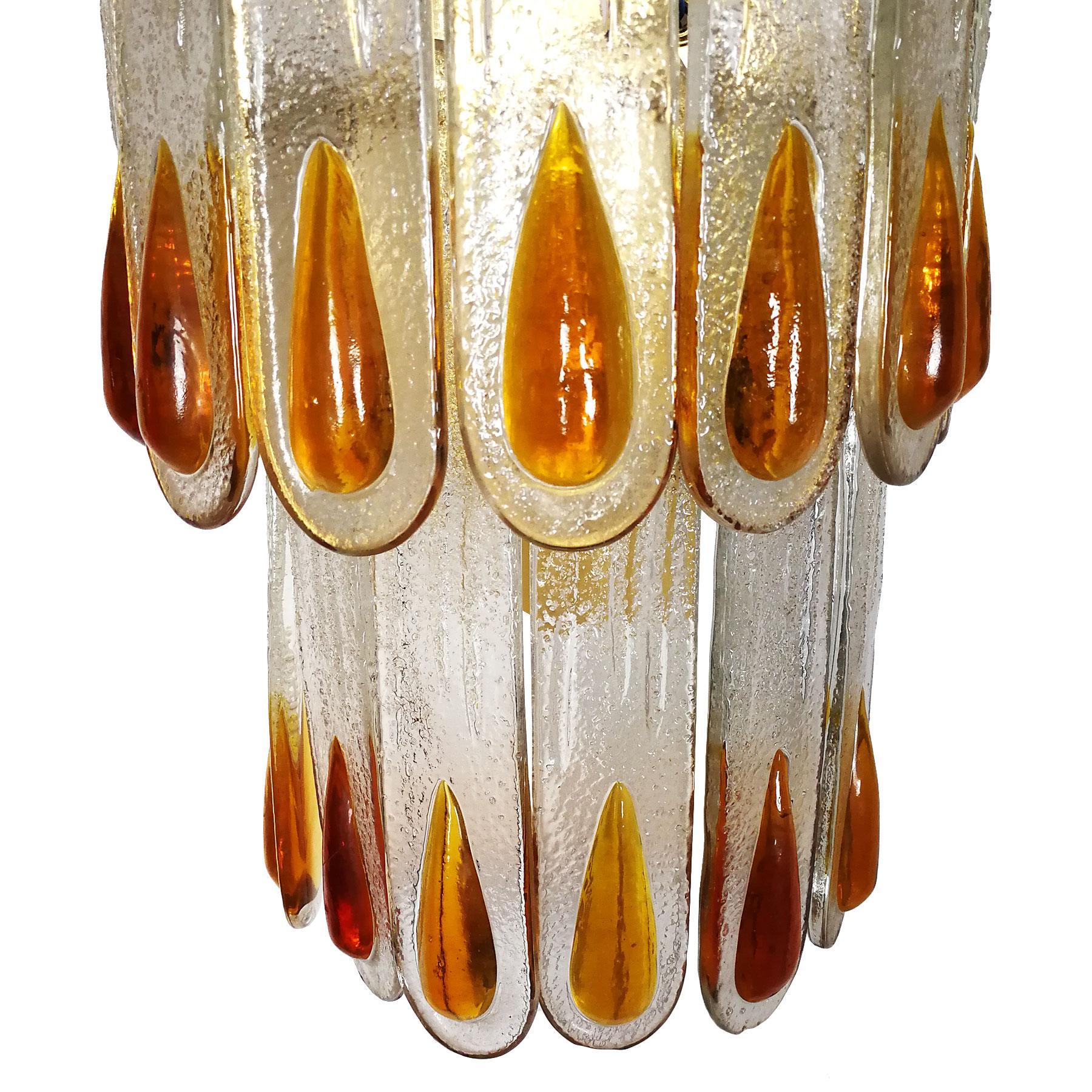 Set of four Murano crystal wall lights, brass structure with thirteen plates of white-transparent crystal with a frosted finishing and an amber teardrop at the bottom. Brass hardware. Three bulbs.
Maker: Mazzega
Italy, Murano, circa 1970.