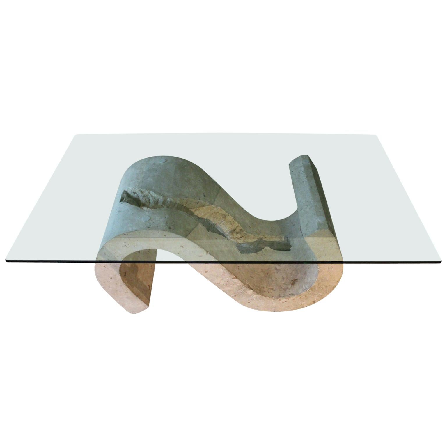 table basse rectangulaire sculptée en forme de "S" de 1970:: plateau en cristal et base en marbre