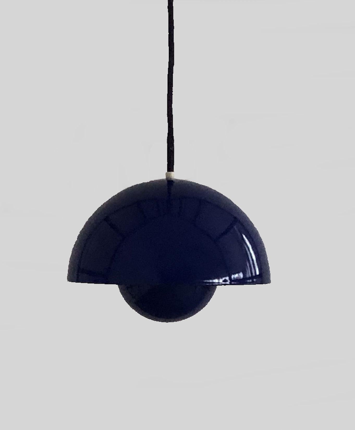 Verner Panton 1´st. edition blue flowerpot pendant light designed for Louis Poulsen in 1969.

The pendant is the pendant is the 1´st. edition in enamel and feature a blue enamel lampshade consisting of two semi-circular spheres facing each other.