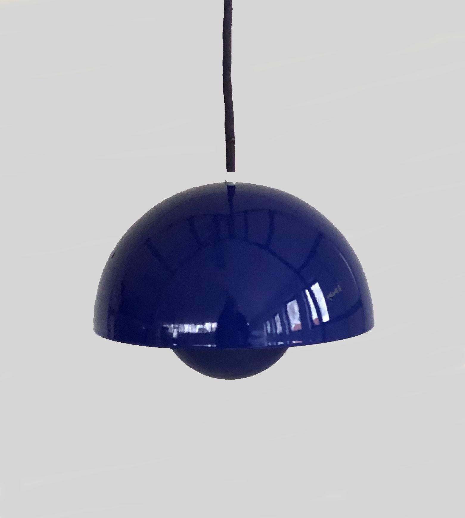 Scandinavian Modern Verner Panton Danish 1´st. Edition Blue Flowerpot Pendant Light - Louis Poulsen