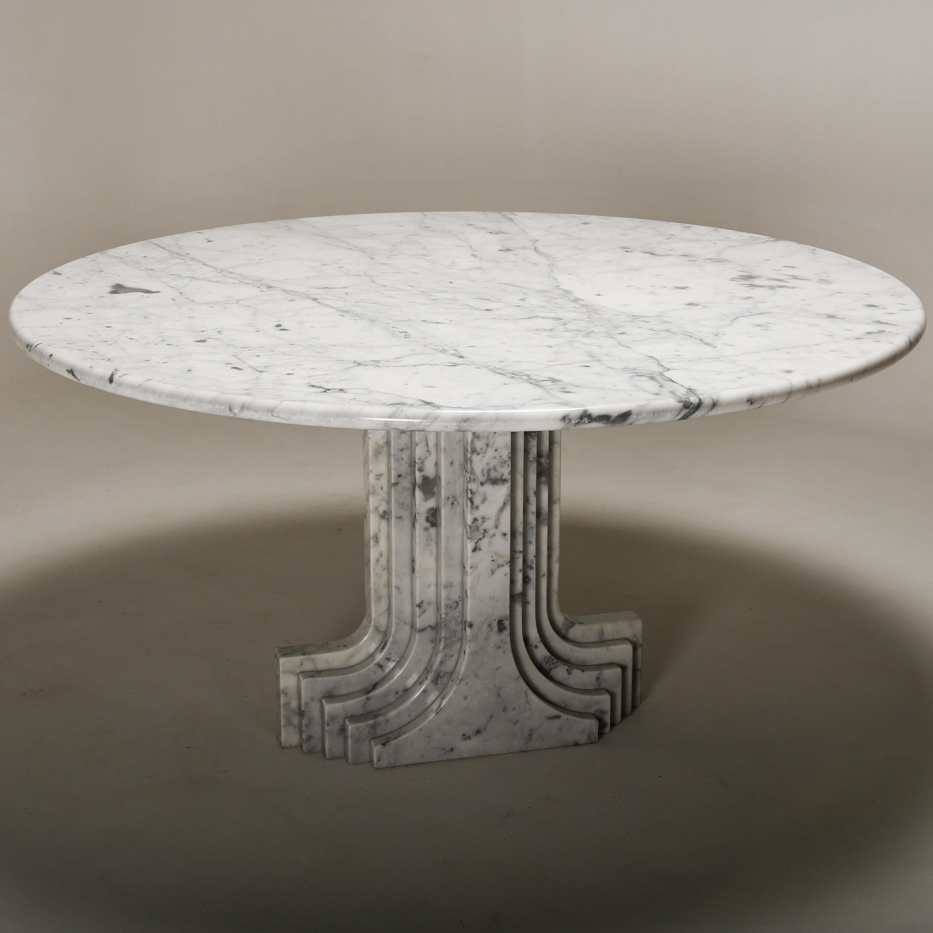 This table is the large round version of the Samo serie. 
Made of a first choice block of Carrara marble, with spectacular veins and grain.
Scarpa's reinterpretation of classical architecture is a milestone of modern design.
 