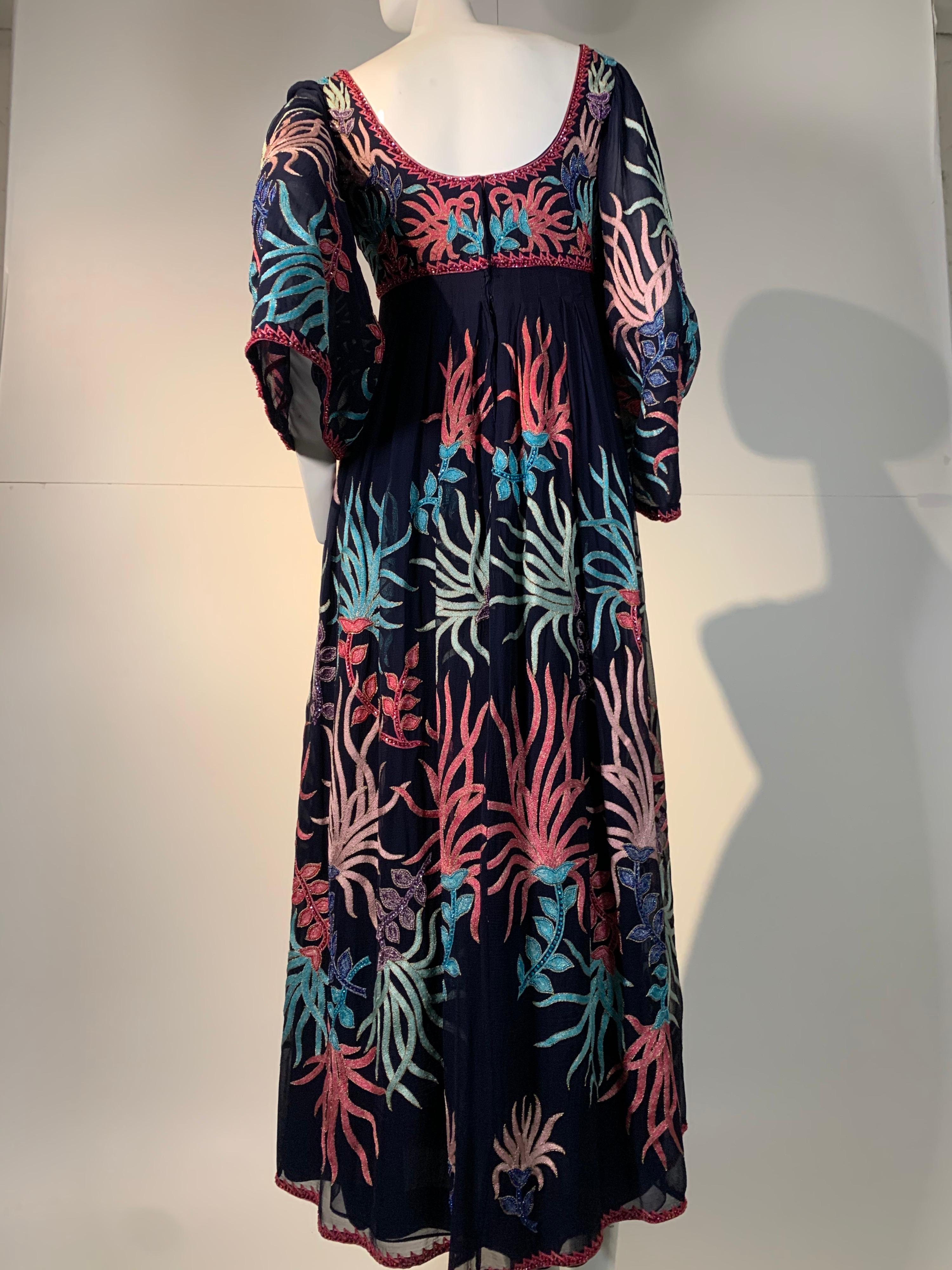 Saz: Boho-Midikleid aus Seide in tiefem Marineblau mit bunter Stickerei und Perlenstickerei, 1970  im Angebot 4