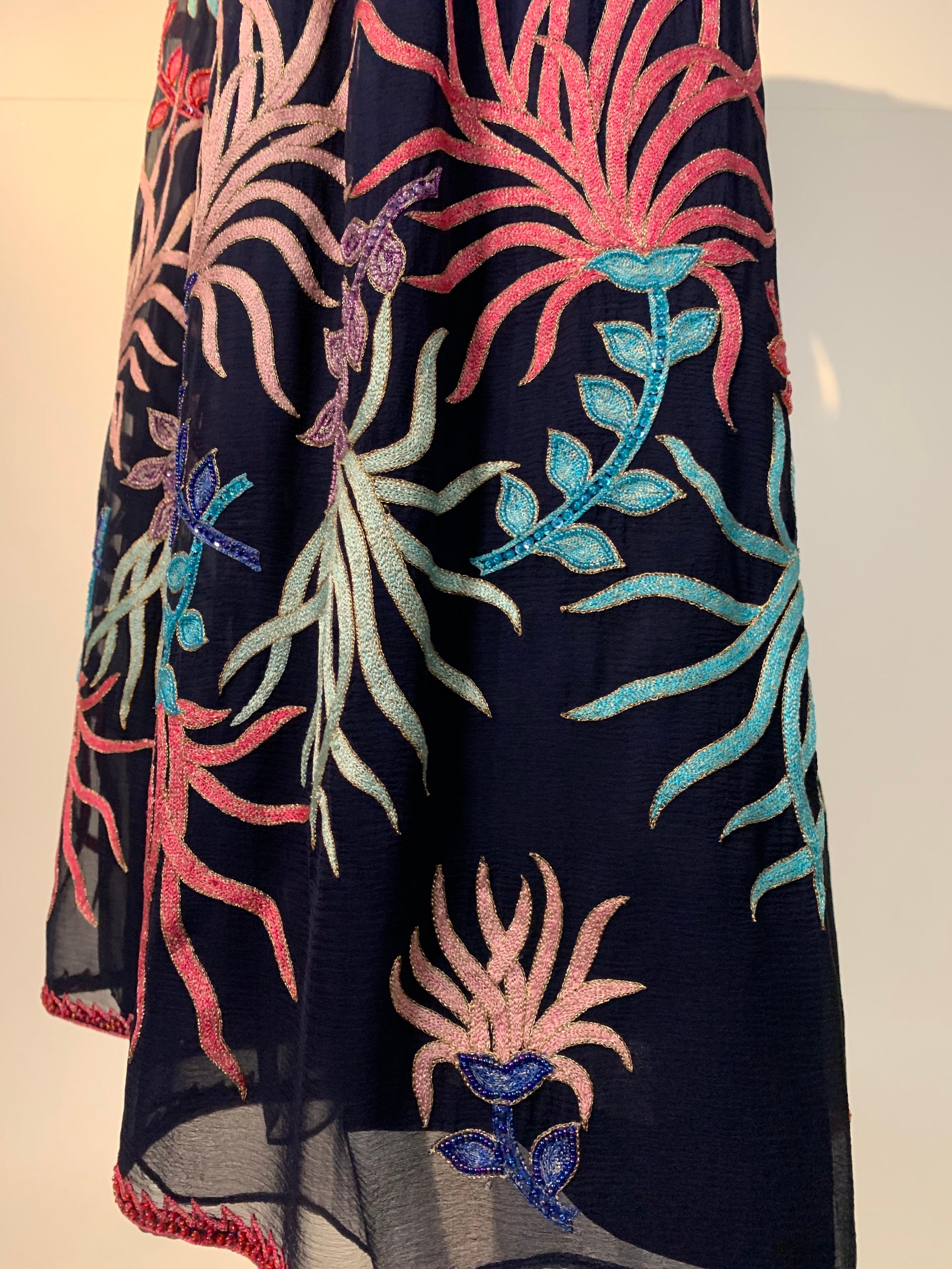 Saz - Robe midi style bohème en soie bleu marine foncé avec broderie et perles colorées, 1970 Pour femmes en vente