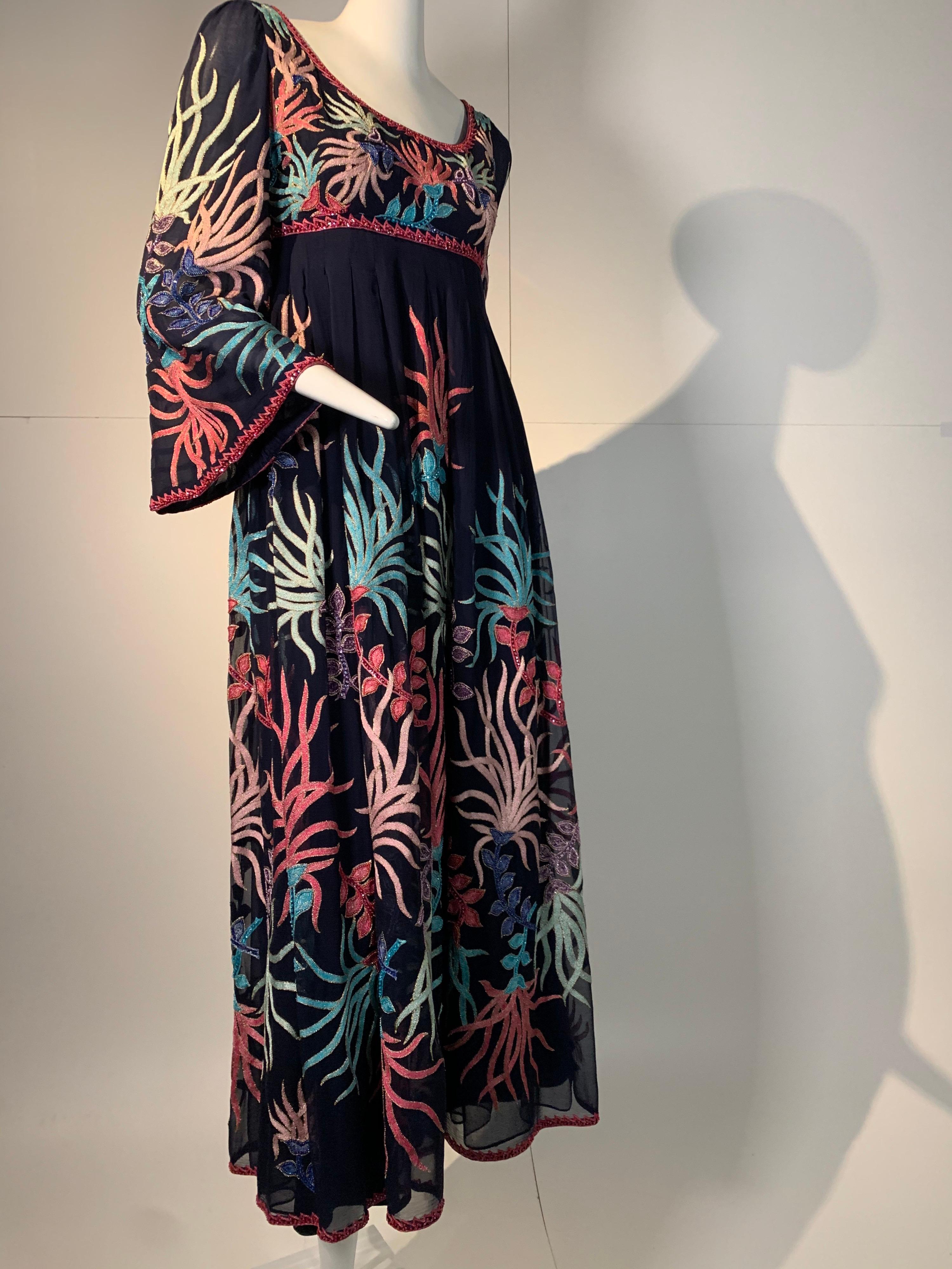 Saz - Robe midi style bohème en soie bleu marine foncé avec broderie et perles colorées, 1970 en vente 3