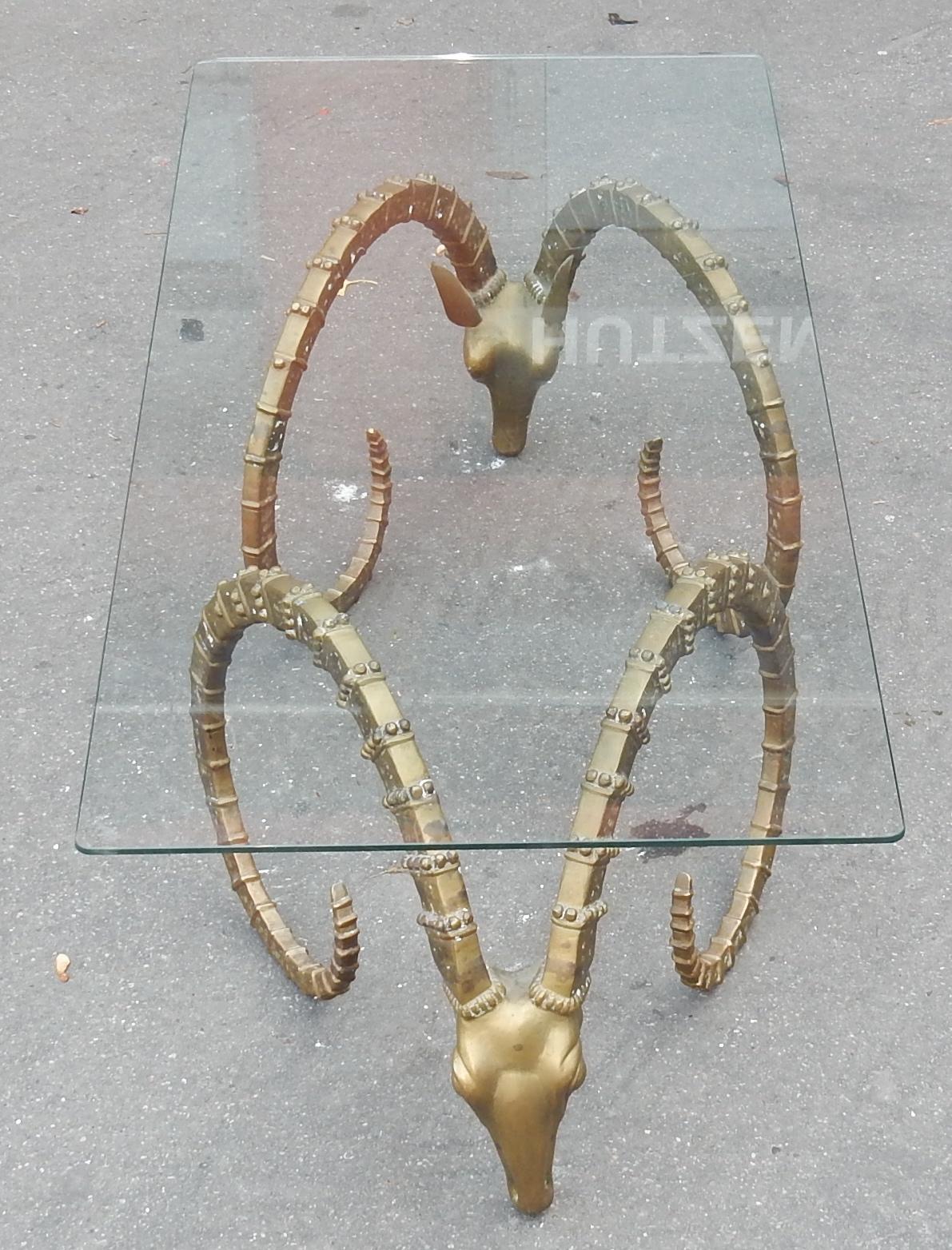 Table basse composée de deux sculptures en laiton Ibex ou bronze patiné 55 x 50 de profondeur x H 48 cm, plateau en verre de 1cm d'épaisseur, circa 1970, bon état, non signé.