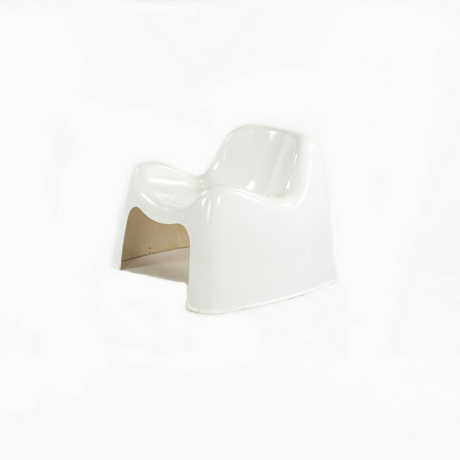Italian 1970 Sergio Mazza for Artemide Toga Stacking Outdoor Lounge Chairs White 4 Avail For Sale