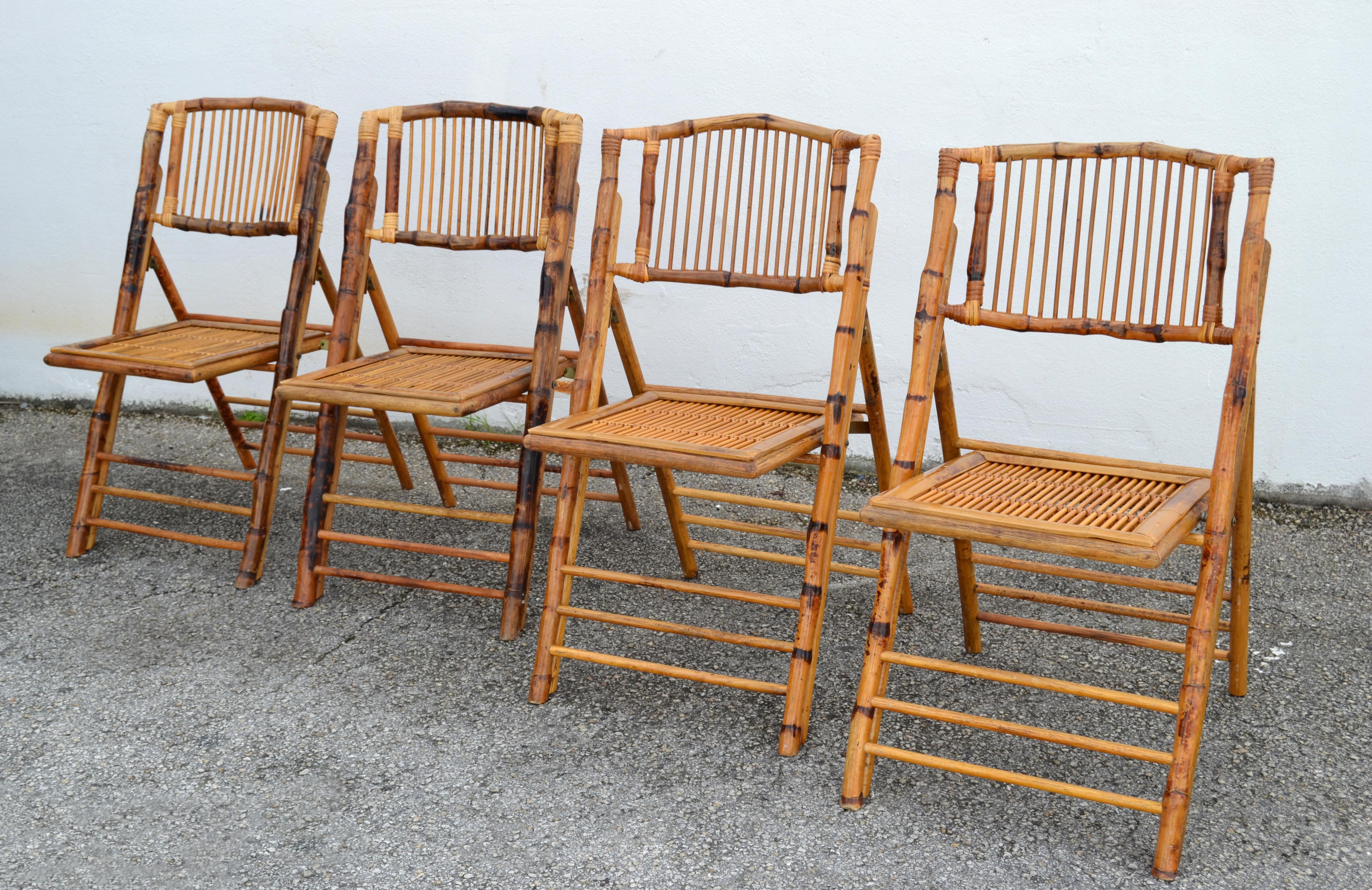 Juego Vintage de 4 Sillas Laterales Plegables de Bambú Tigre, Bohemian Chic de la Época Moderna de Mediados de Siglo en Estilo Colonial Británico.  
Con respaldos y asientos de listones ligeramente curvados.
Resistente y en buen estado vintage con